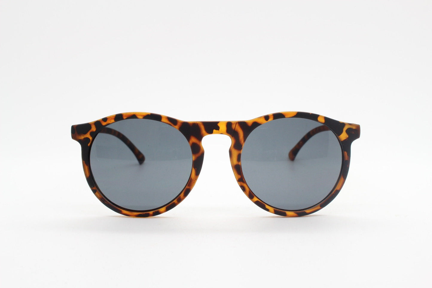 90s vintage round sunglasses. Classical 40s style keyhole bridge frame in a rubber finish with contrasting black lenses. Unused
