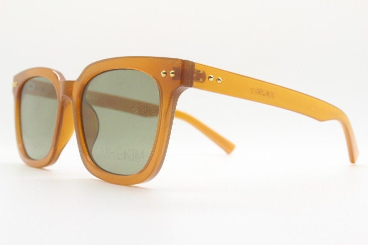 KIMHEKIM oversized wayfarer design sunglasses model J00\2. Transparent amber acetate chunky frame with 2 logo green lenses. BNWOT