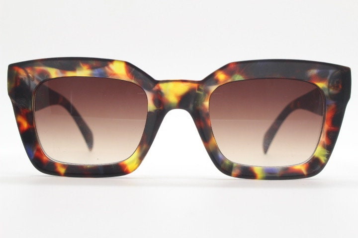 Y2K vintage thick cateye sunglasses. Womens autumnal tortoise coloured big arm cat eye frame with Havana brown gradient lenses. NOS