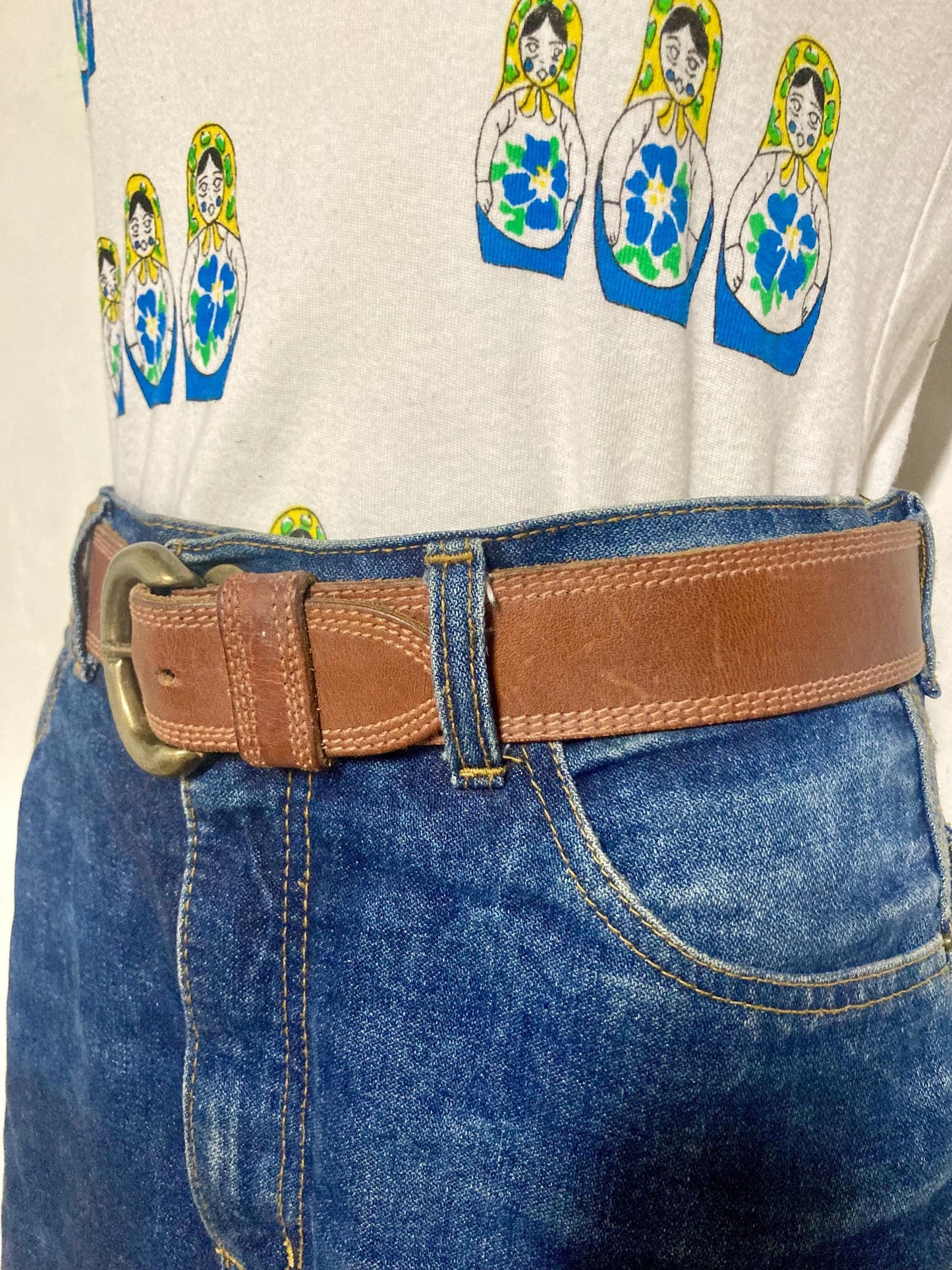 80s vintage jeans or trousers belt with brass buckle. Tan brown substantial single cut genuine leather construction with triple stitching