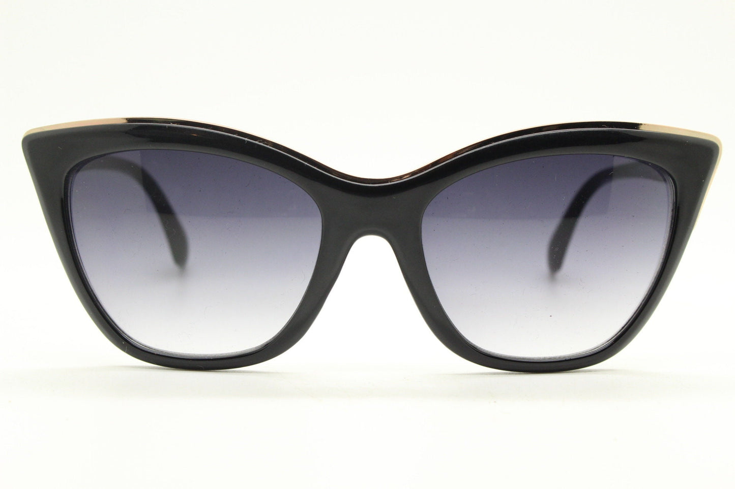Y2K vintage cat eye sunglasses. Bold black frame with sultry graduated lenses. Womens 50s style rockabilly pin up shades