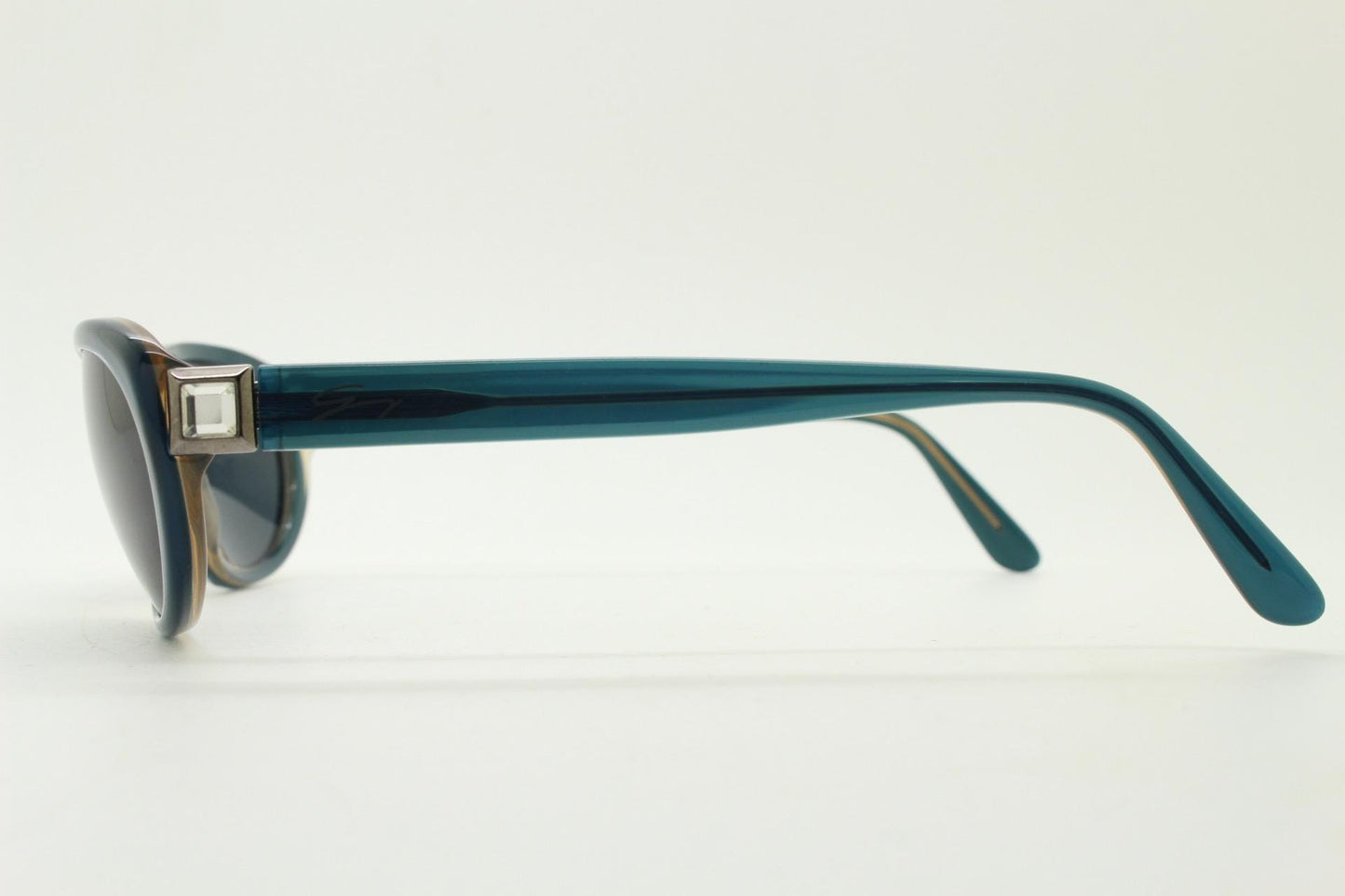 Genny 90s vintage oval cat eye sunglasses made in Italy. Transparent deep blue acetate frame with matching lenses. Womens NOS cateye. BNWT