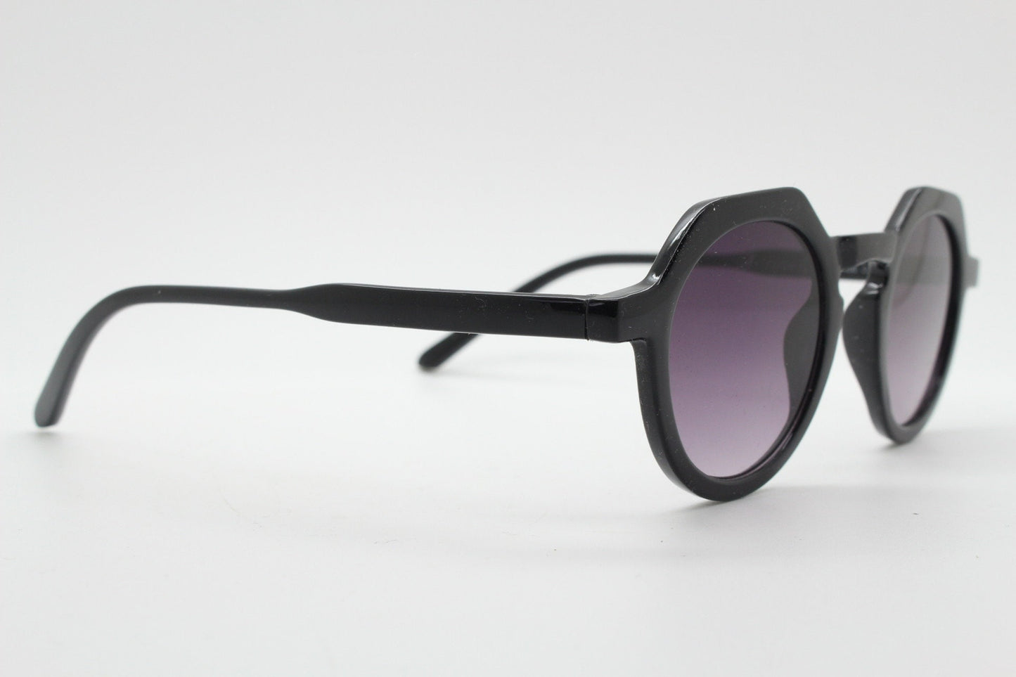 Vintage round flat top sunglasses. 30s, 40s design in black gloss frame with graduating lenses. Unused NOS