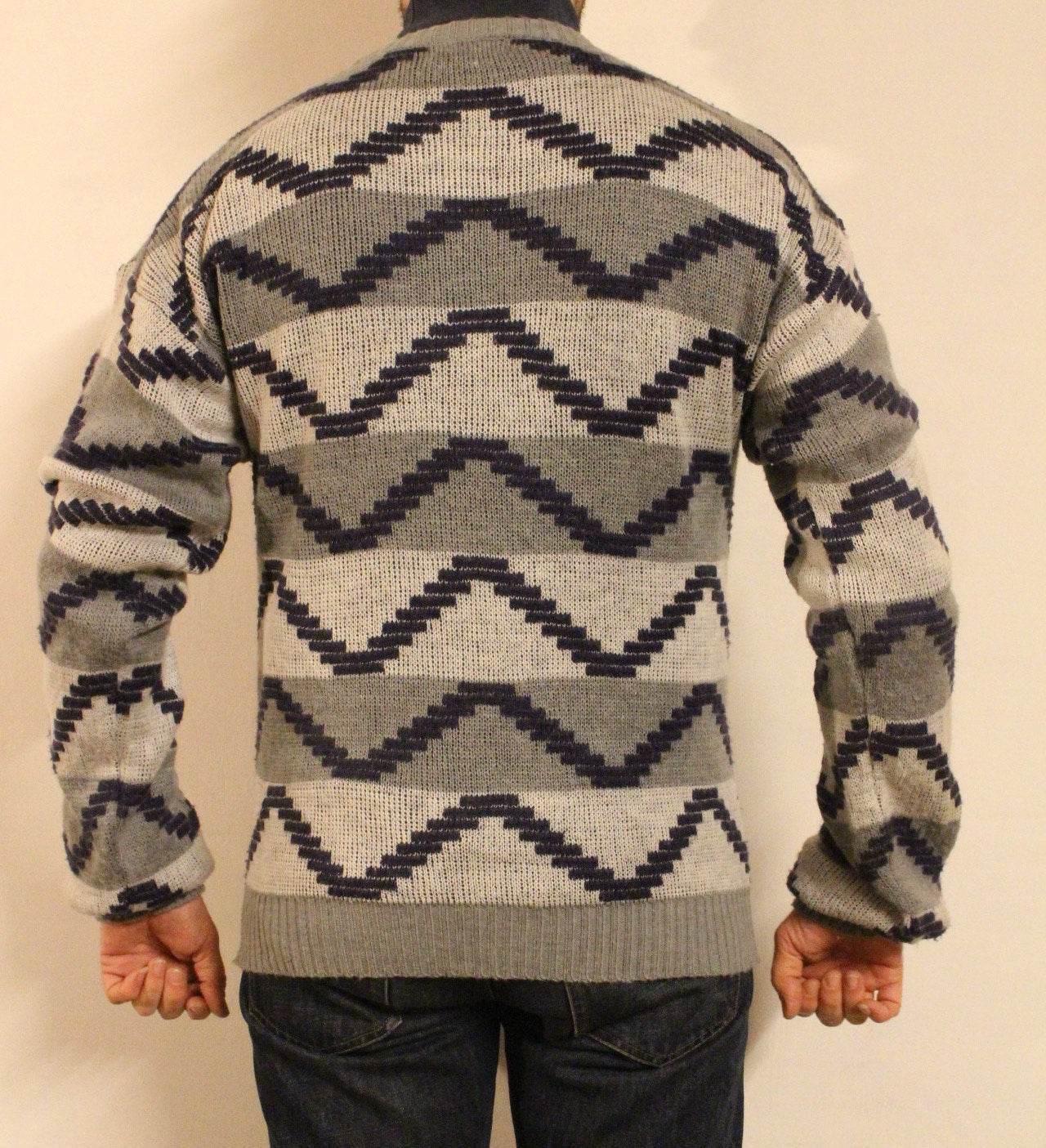 90s vintage abstract zig zag pattern jumper. Mens round neck sweater in grey, white and blue. Size L pullover