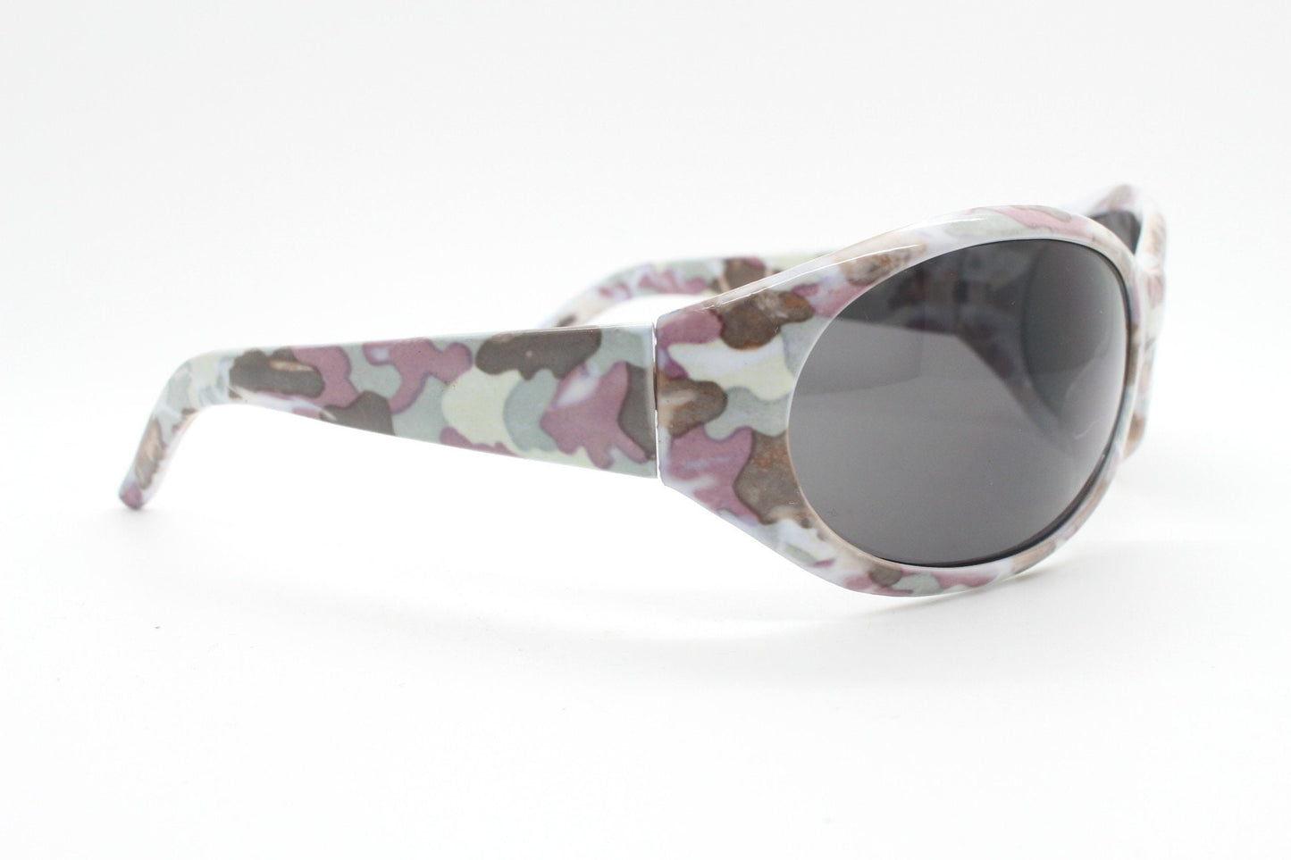 Y2k vintage curved camouflage pattern sunglasses. Wrap around bug eye 60s style shield frame with unbelievable cammo print. 2000s unused NOS