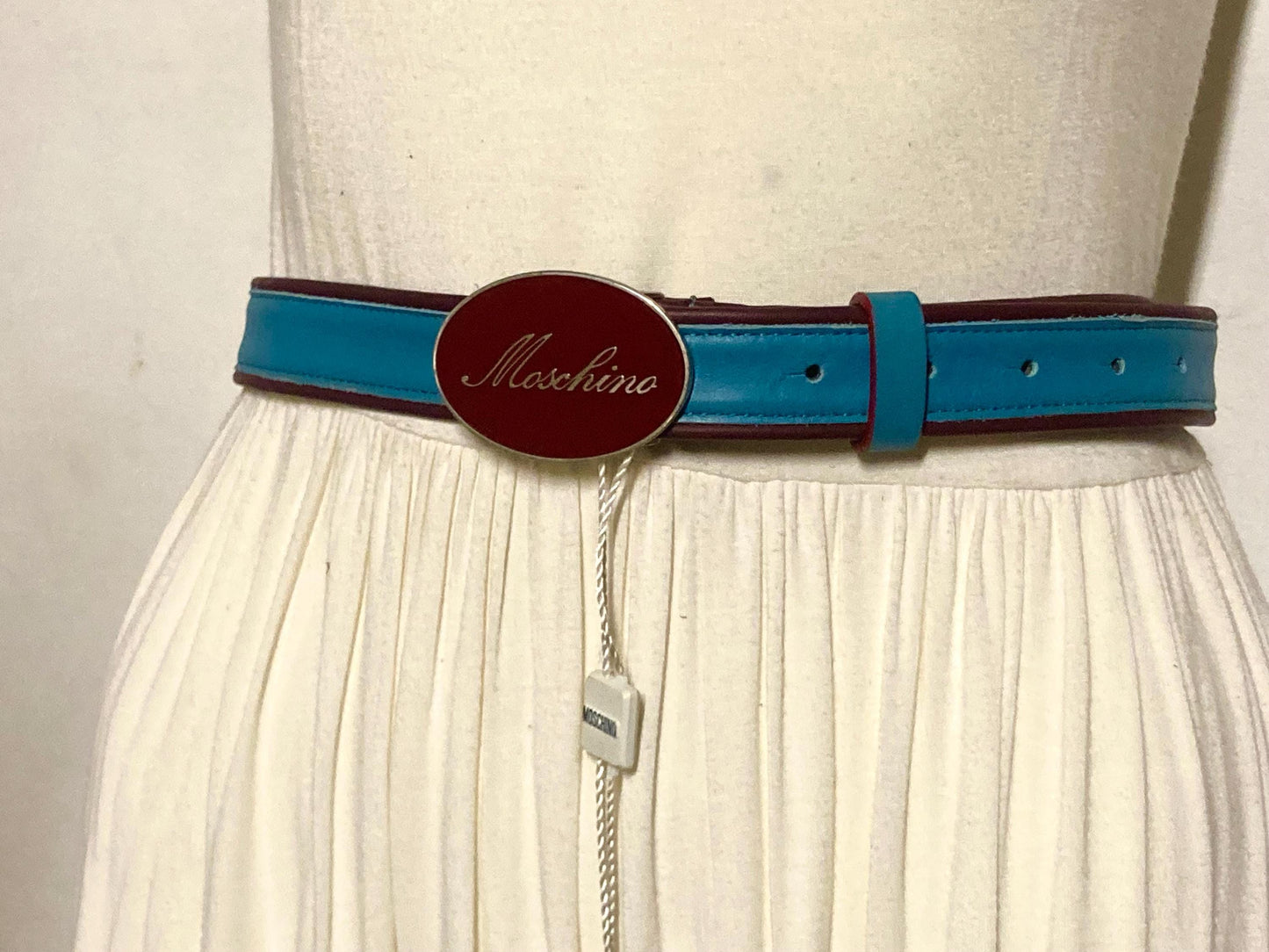 Moschino 90s vintage womens dress belt in oxblood and blue genuine leather with oval enamelled metal buckle. Made in Italy. BNWT. NOS