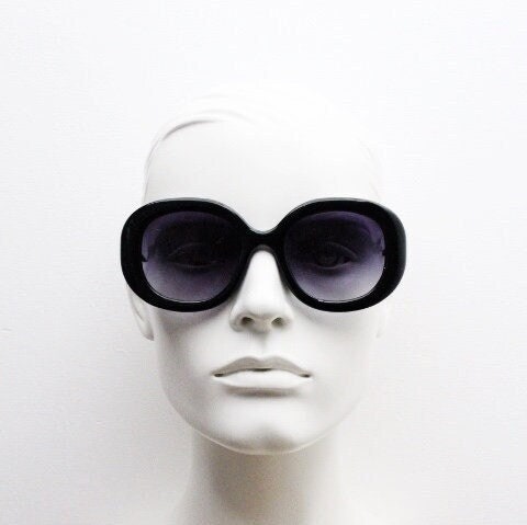 Y2k vintage oversized round sunglasses. Thick framed Women's big 60s mod design black frame with smoky gradient lenses. Unused BNWT. 70s