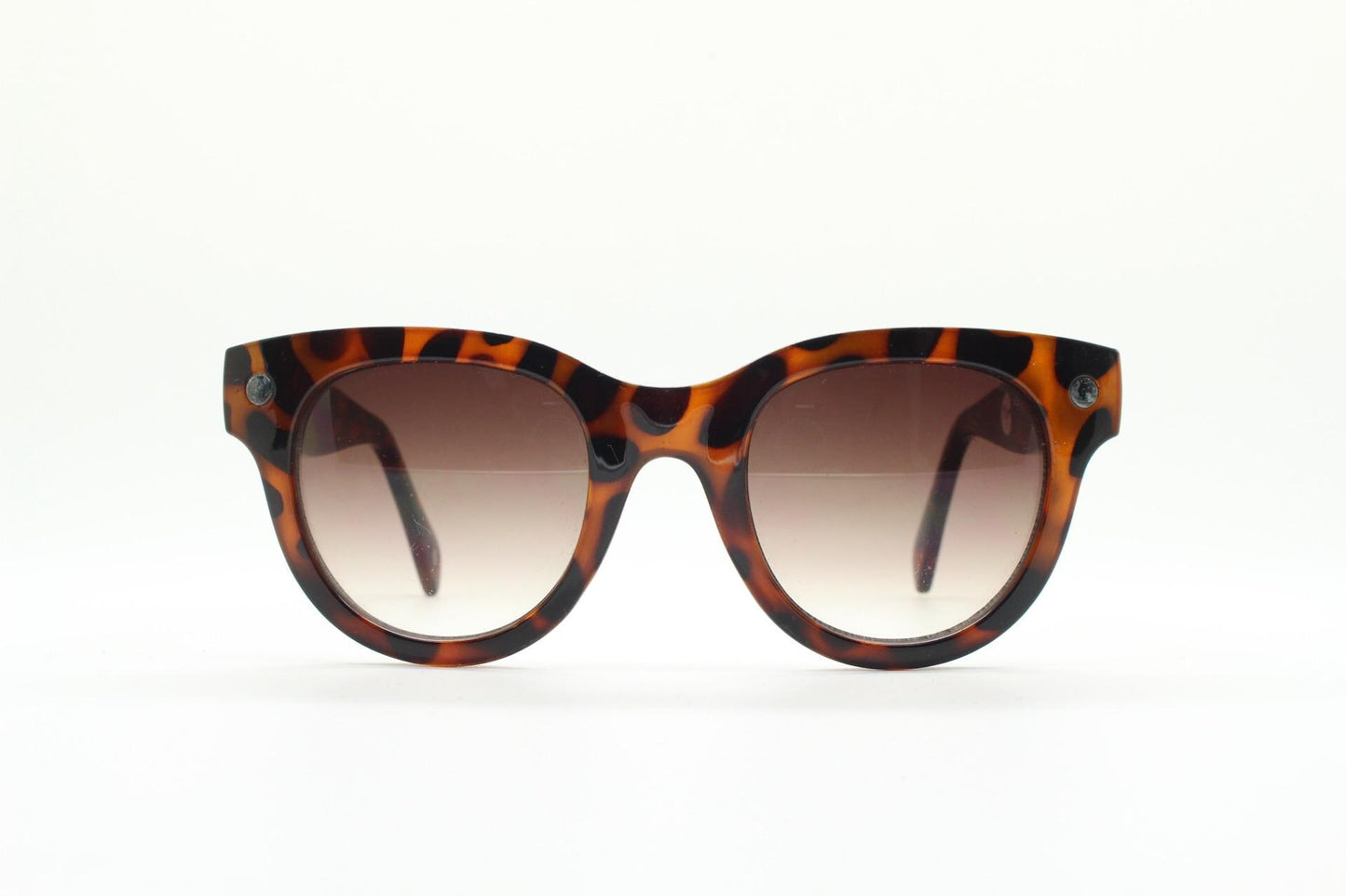 Nine West Y2K round vintage sunglasses. Brown to beige transparent ombre fade acetate frame. Womens 2000s bug eye
