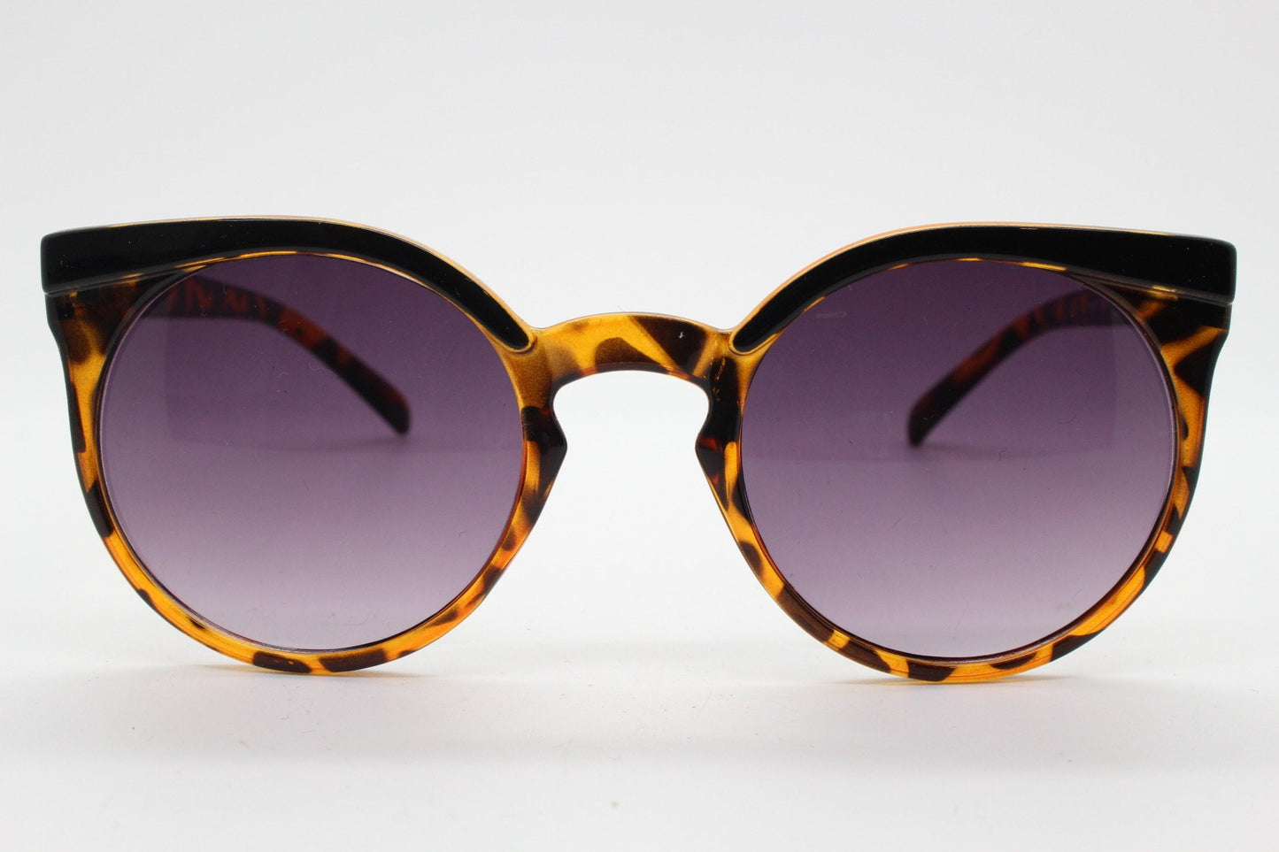 Vintage 80s flat top cat eye sunglasses. Women's sharp angled tortoise cateye with graduating smoky lenses. Rockabilly pin up. BNWT catseye
