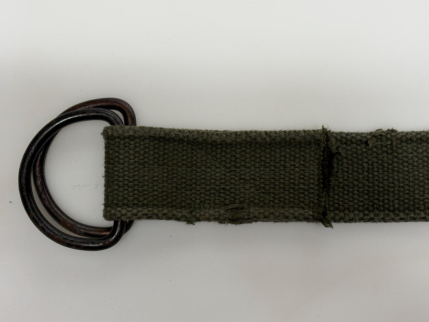 90s vintage genuine army belt. Thick woven canvas in green. Distressed look. Metal looping backwards buckle. Fully adjustable. Webbing