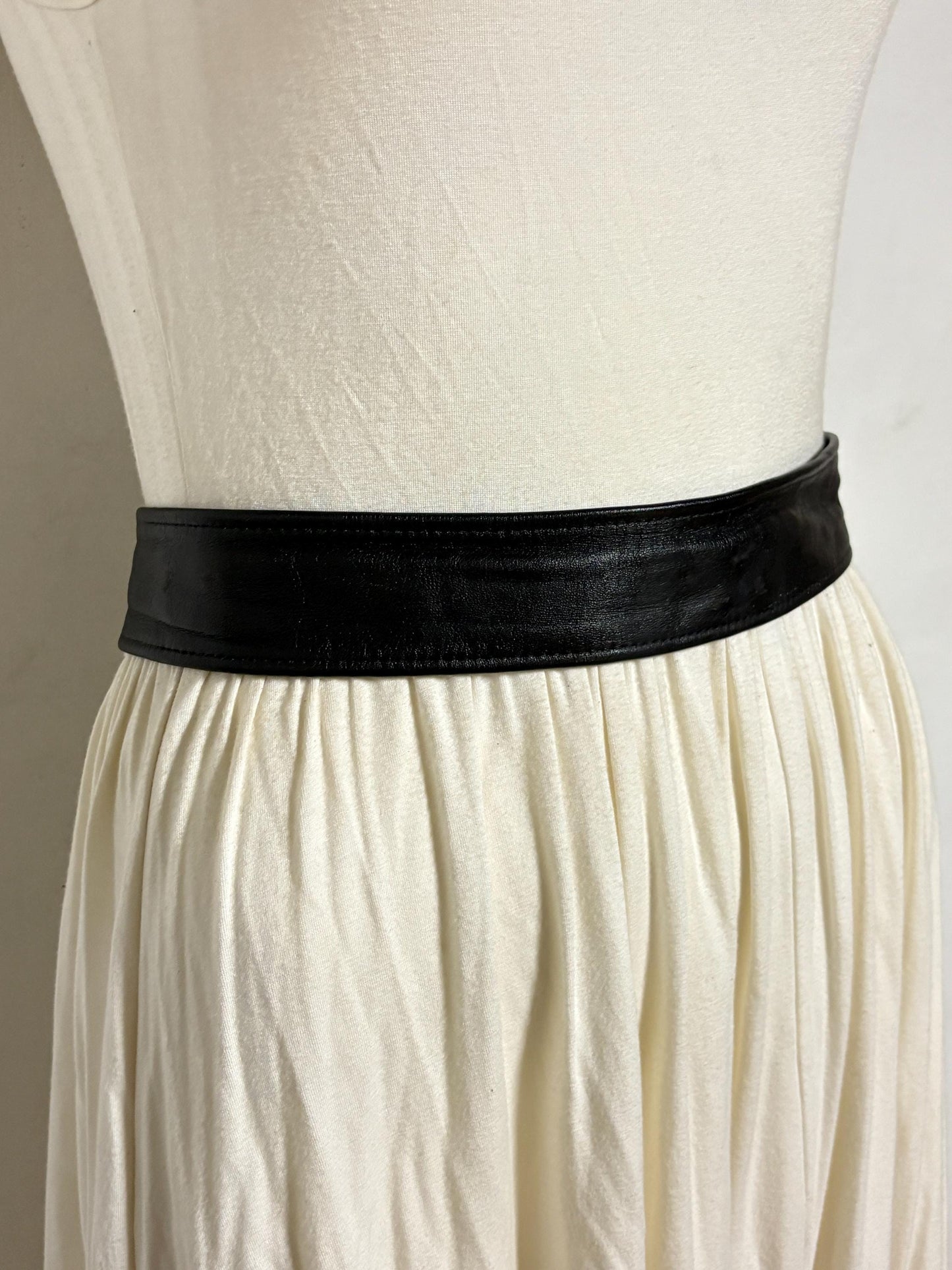 Astor 80s vintage womens leather 2" dress feature belt. Fine quality all black subtle statement belt with covered buckle. Rockabilly revival