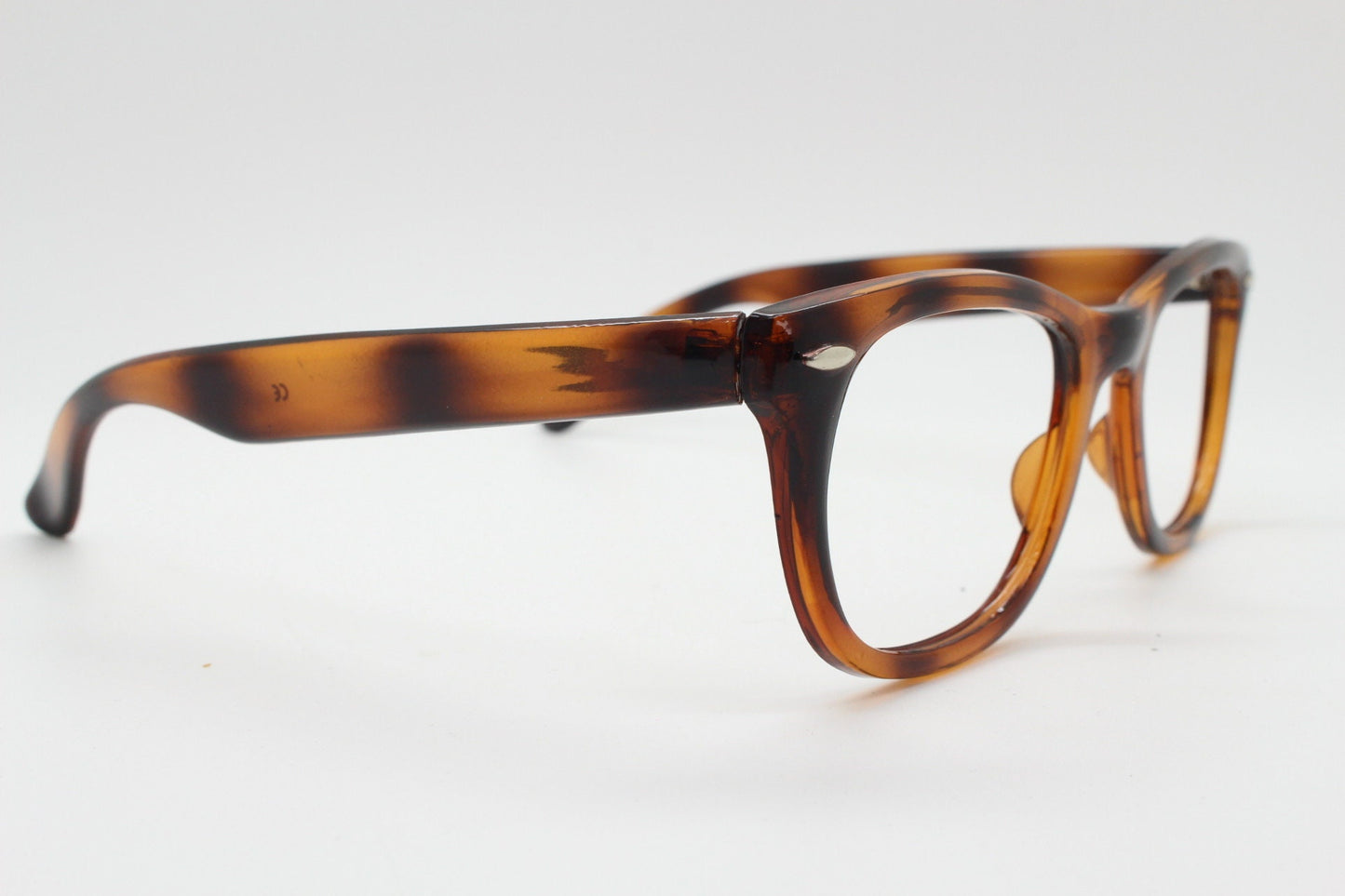 80s vintage wayfarer design glasses. All time classic optical frames in bumblebee colours. 40s 60s style prescription eyeglasses. Spectacles