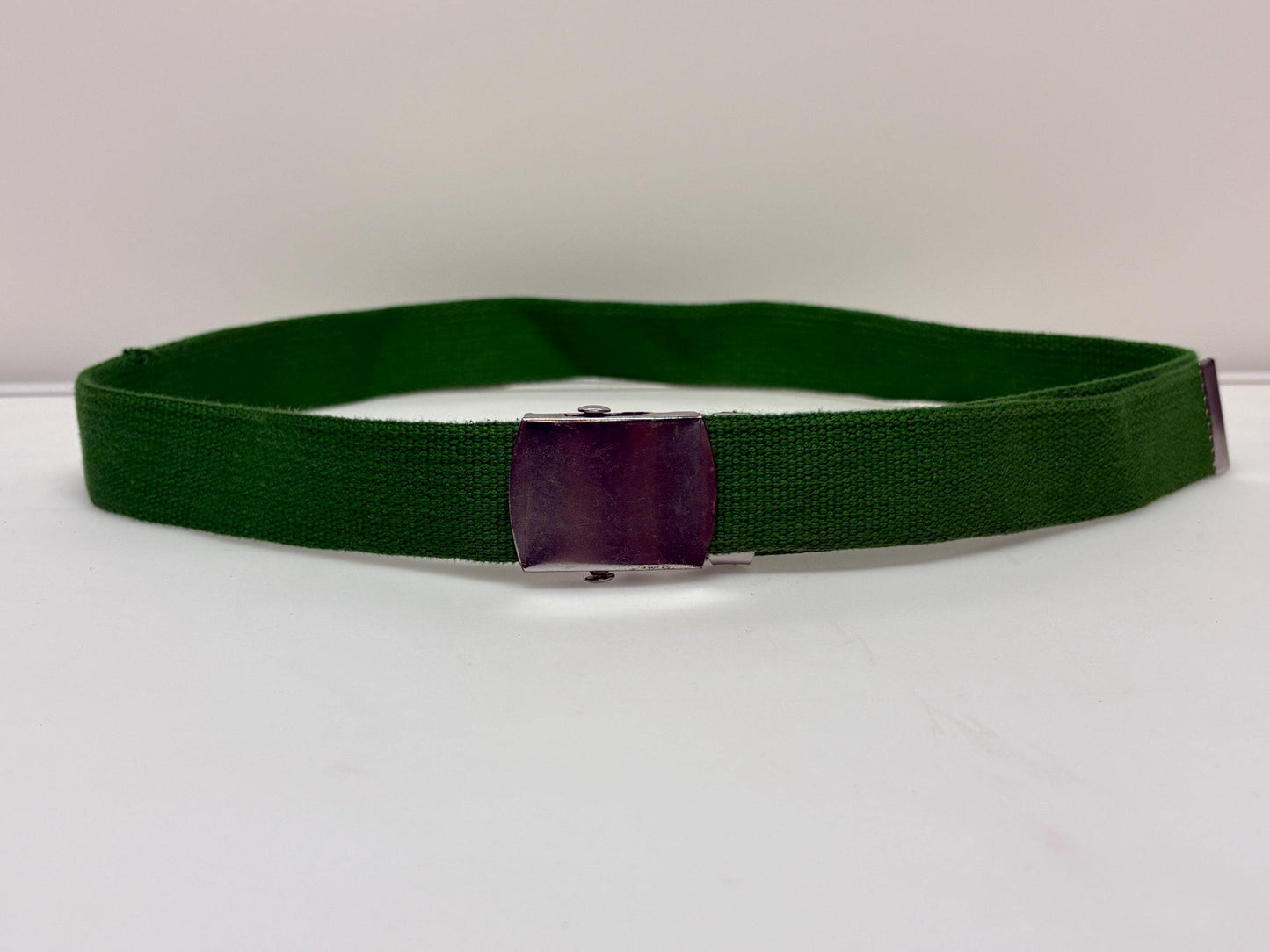 90s vintage army style belt. Fresh apple green colour canvas. No holes format with slide lock silver chrome buckle. Fully adjustable