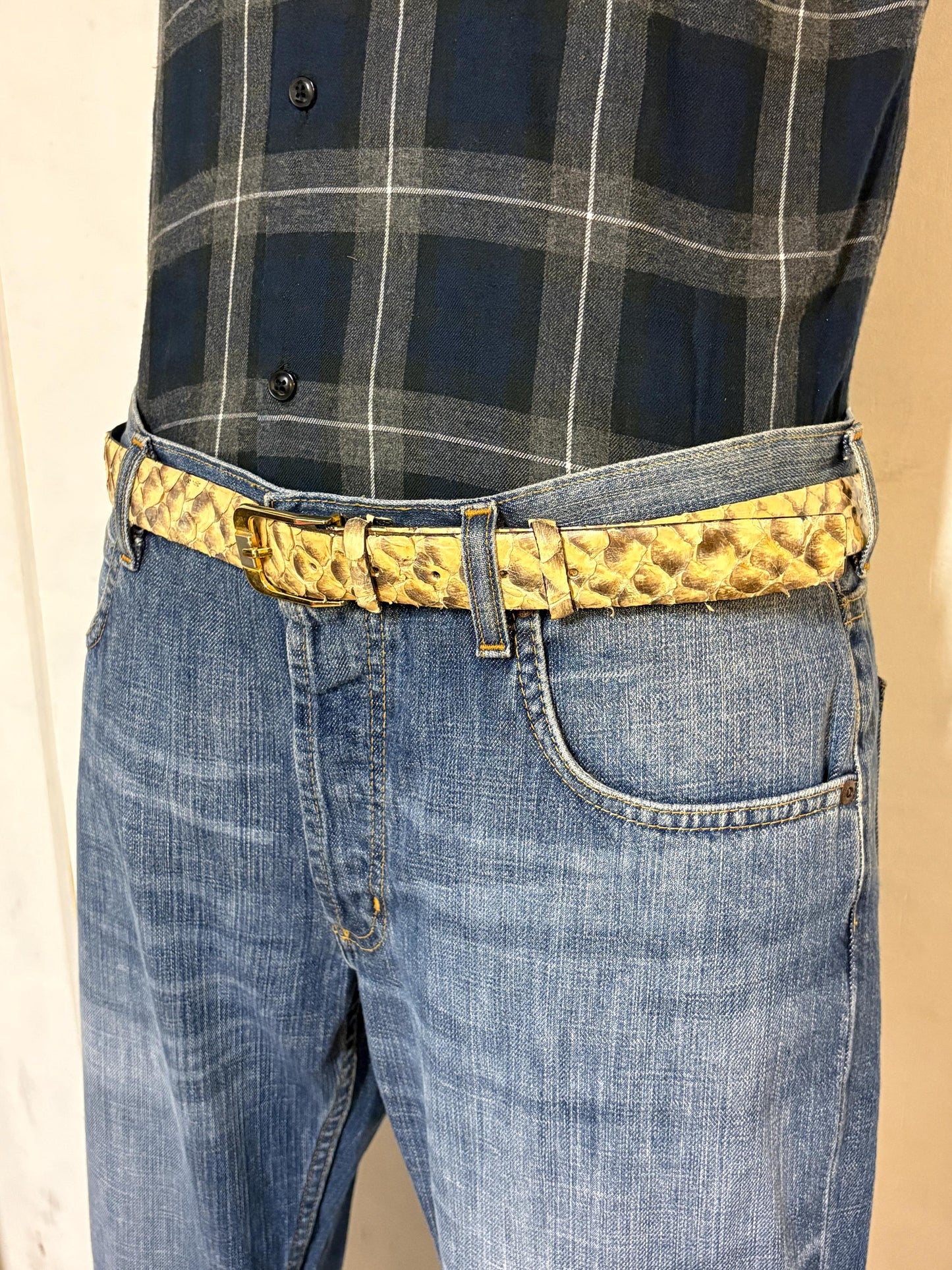 90s vintage beige and brown genuine snake skin belt. Authentic textured big scales in seamless finish. NOS Mens L. Python. Changeable buckle