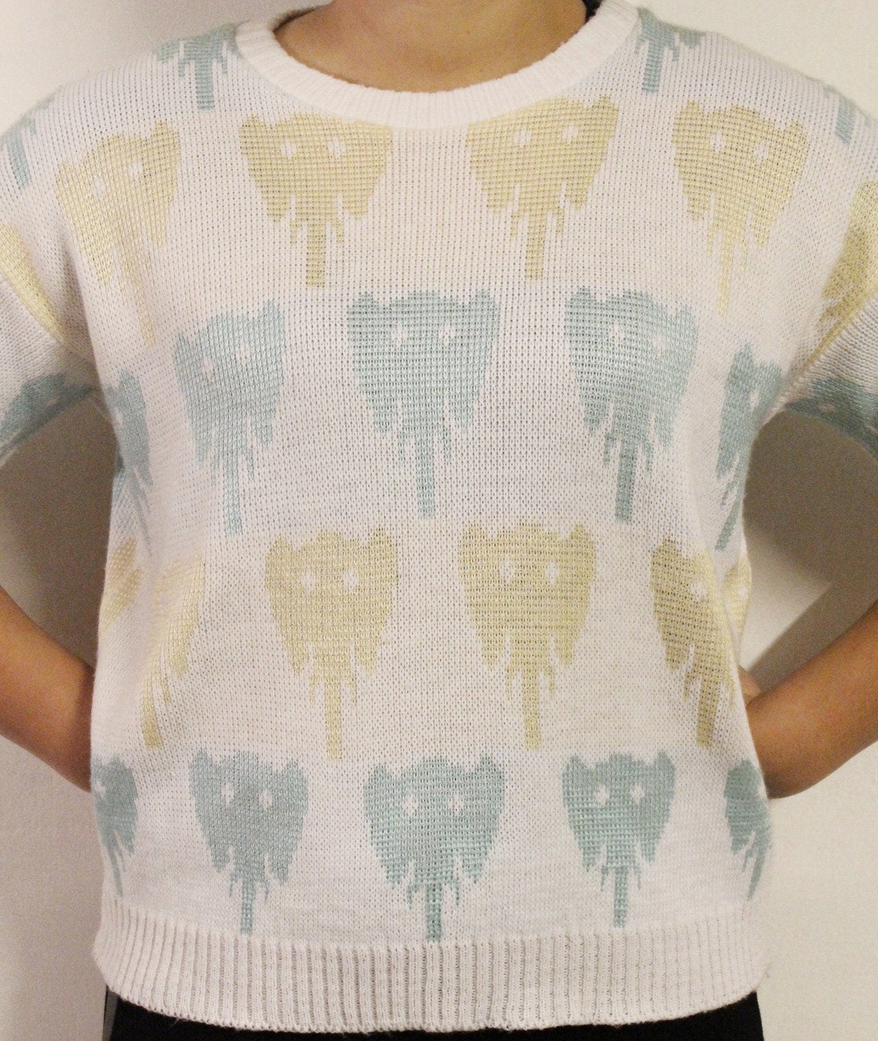 Charming elephant head short sleeve knitted top. White 80s vintage patterned jumper. Womens crew neck sweater. Knit pullover