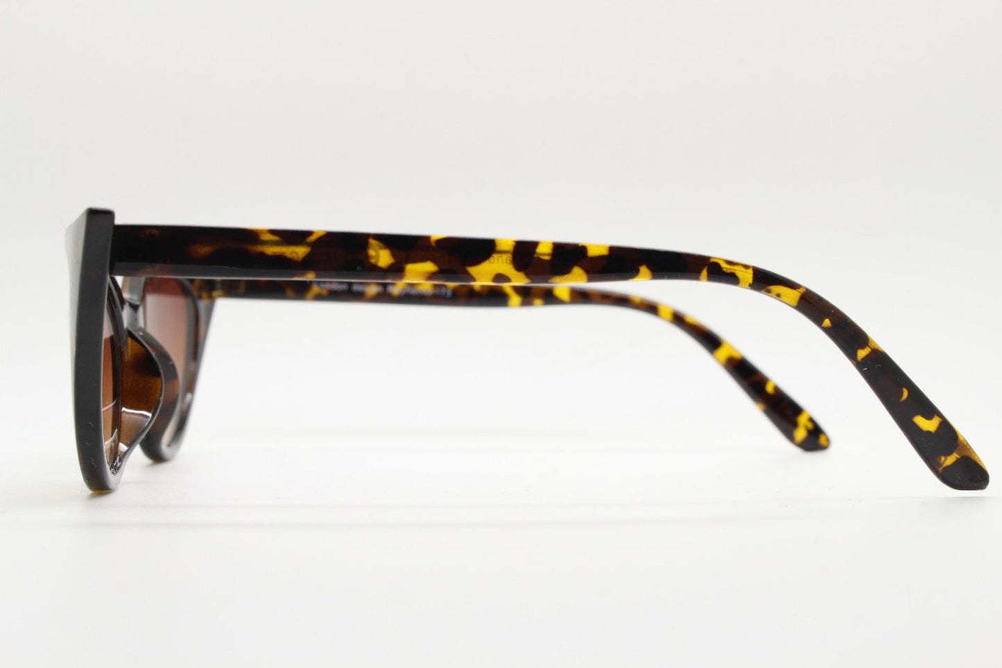 90s vintage pointed cat eye sunglasses. Tortoise slender frame with graduating brown lenses. Womens 50s design rockabilly, pin up