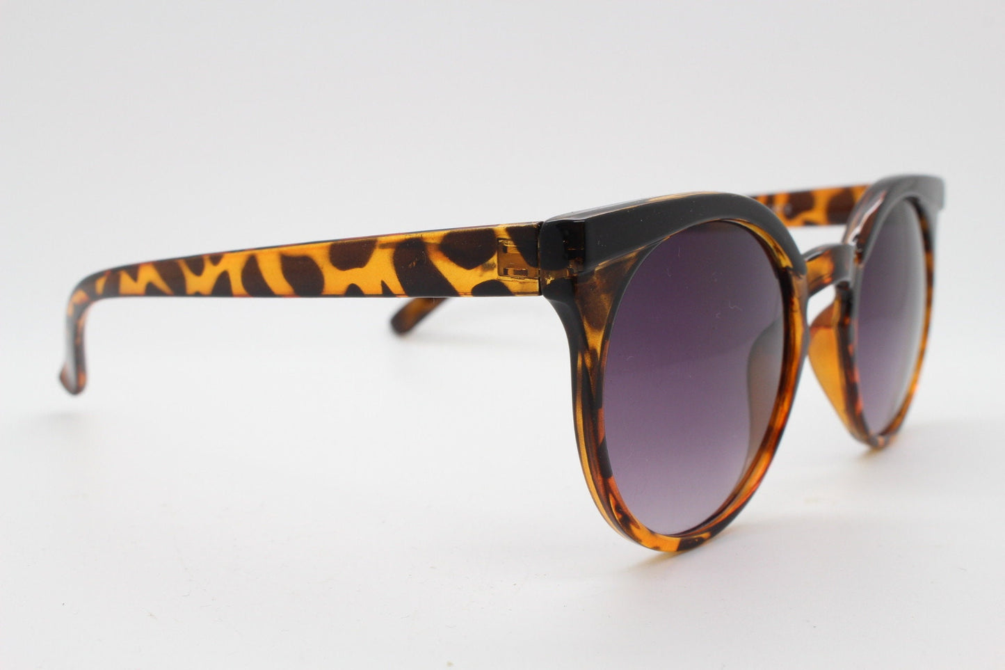 Vintage 80s flat top cat eye sunglasses. Women's sharp angled tortoise cateye with graduating smoky lenses. Rockabilly pin up. BNWT catseye