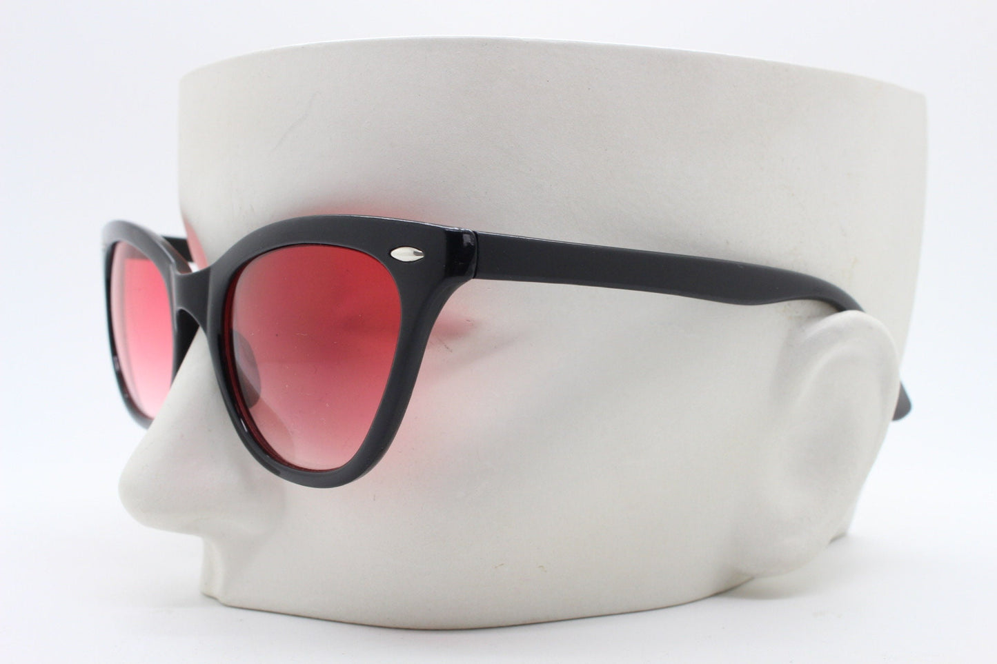 Vintage 90s pointed cat eye sunglasses. Womens black frame cateye with sizzling red lenses. 50s style rockabilly, pin up. NOS catseye