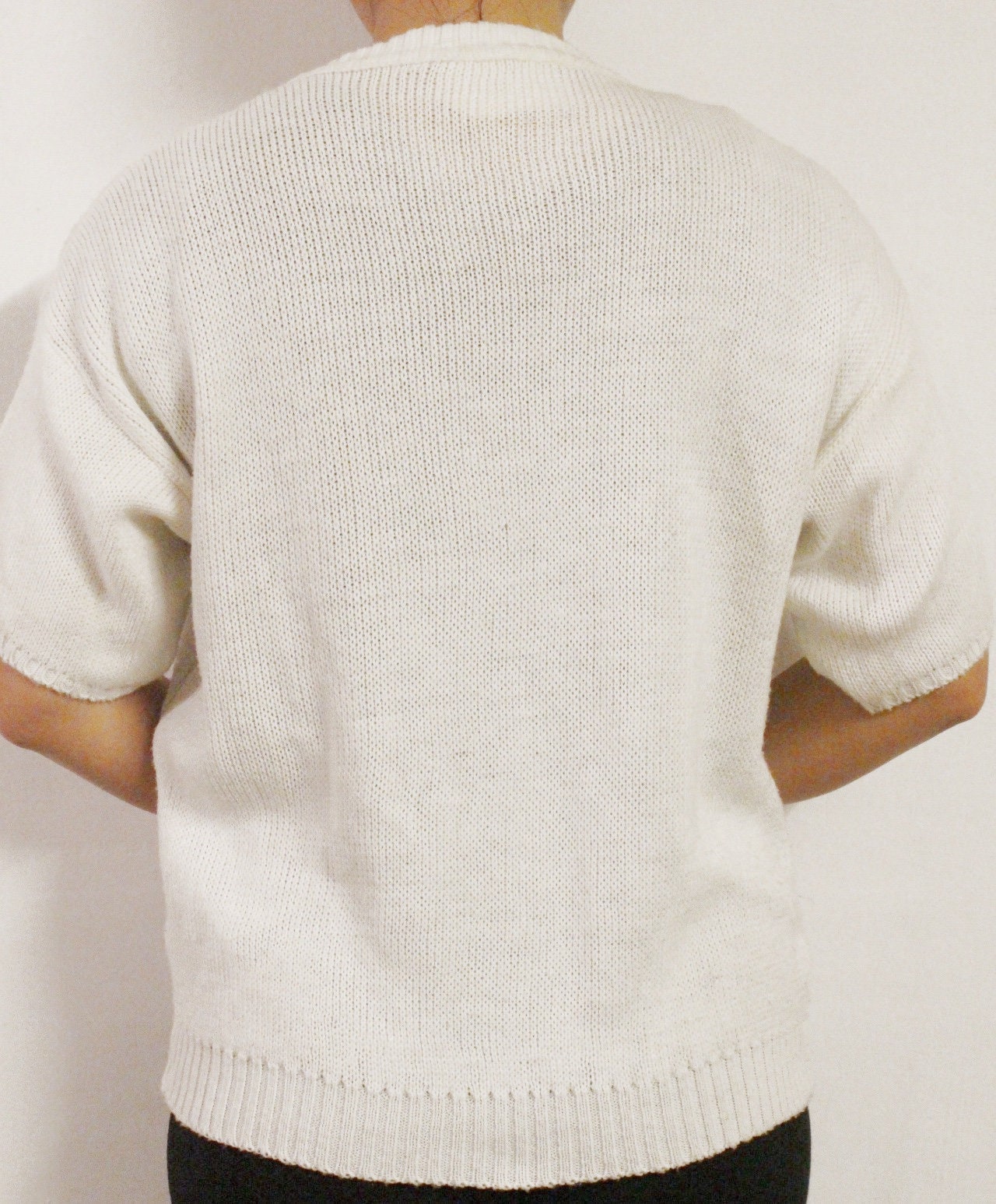White 80s vintage knit jumper. Short sleeve womens sweater with exotic bird applique. Buttoned crew neck knitted pullover made in the UK