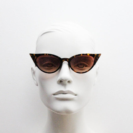 90s vintage pointed cat eye sunglasses. Tortoise slender frame with graduating brown lenses. Womens 50s design rockabilly, pin up