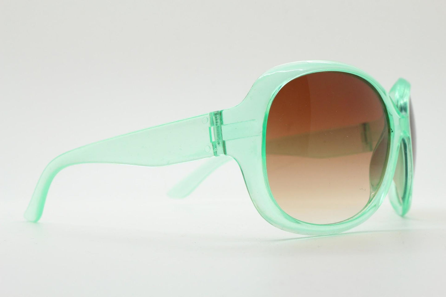 Y2k vintage oversized womens sunglasses. Big and bold 70s design in a transparent green frame with well matched brown lenses. Rave 2000s