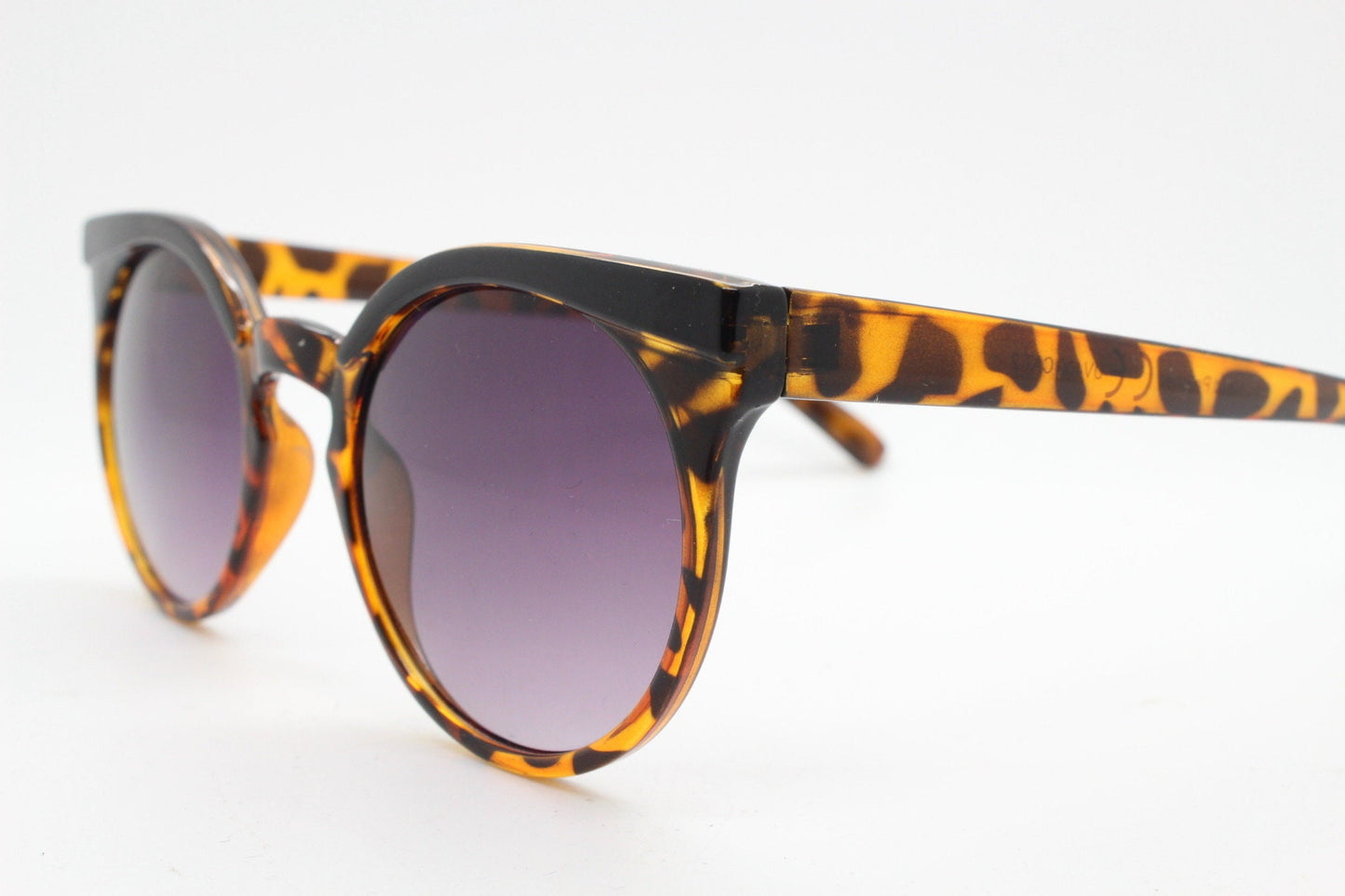 Vintage 80s flat top cat eye sunglasses. Women's sharp angled tortoise cateye with graduating smoky lenses. Rockabilly pin up. BNWT catseye