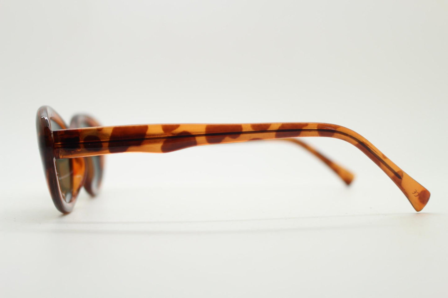 Vintage 90s oval cat eye sunglasses. Vibrant amber tortoise quality acetate frame in neat proportions with green lenses. Womens NOS