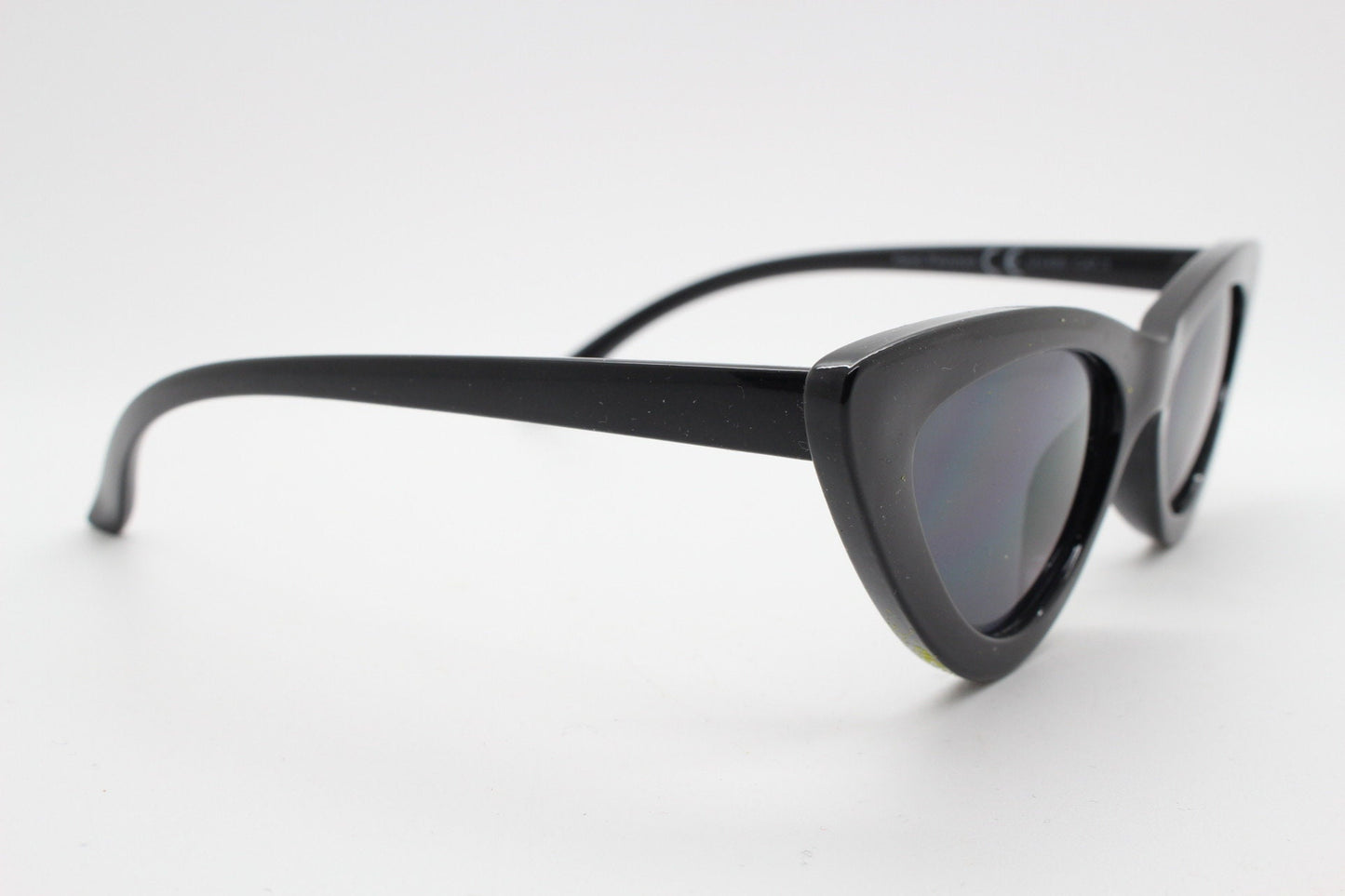 Vintage 90s pointed cat eye sunglasses. Womens 50s style black frame cat eye with dark lenses. Rockabilly pin up cats eye. BNWT