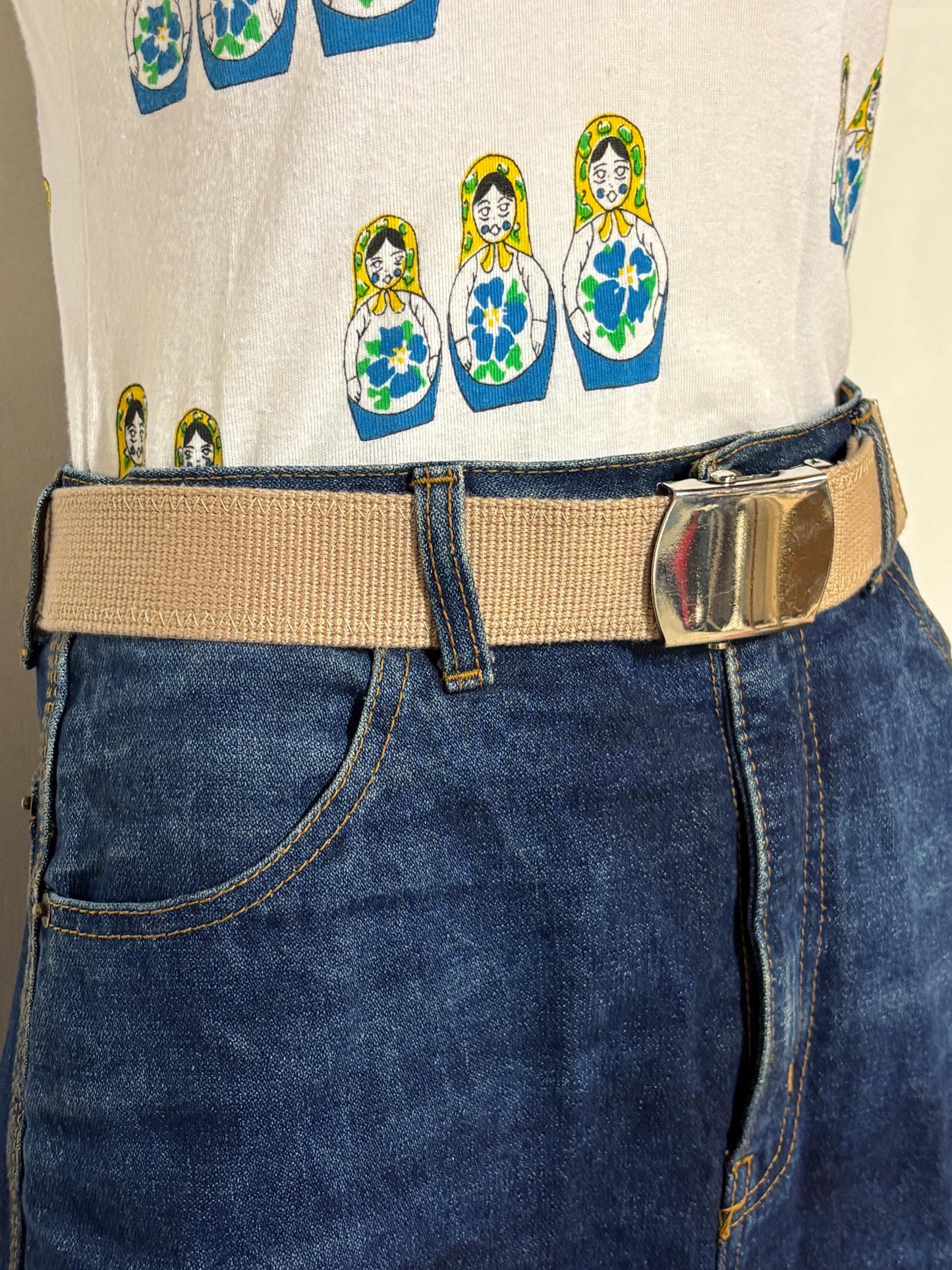 90s vintage army style belt. Thick beige canvas no holes format with slide lock silver chrome buckle. Reinforced stitching. Fully adjustable