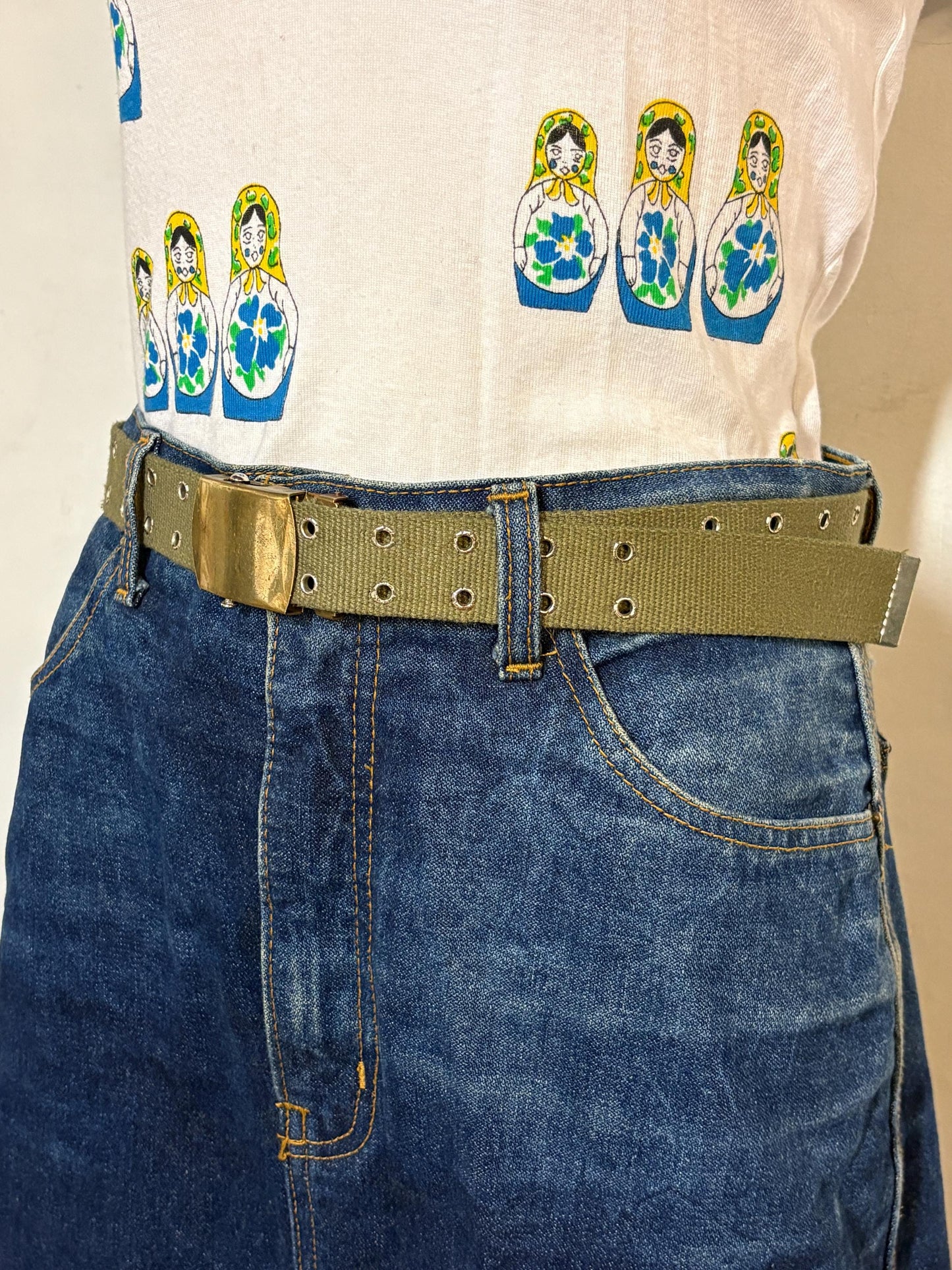 90s vintage canvas army style belt. Khaki green with 2 rows of silver metal holes. Slide lock gold buckle. Webbing. Fully adjustable