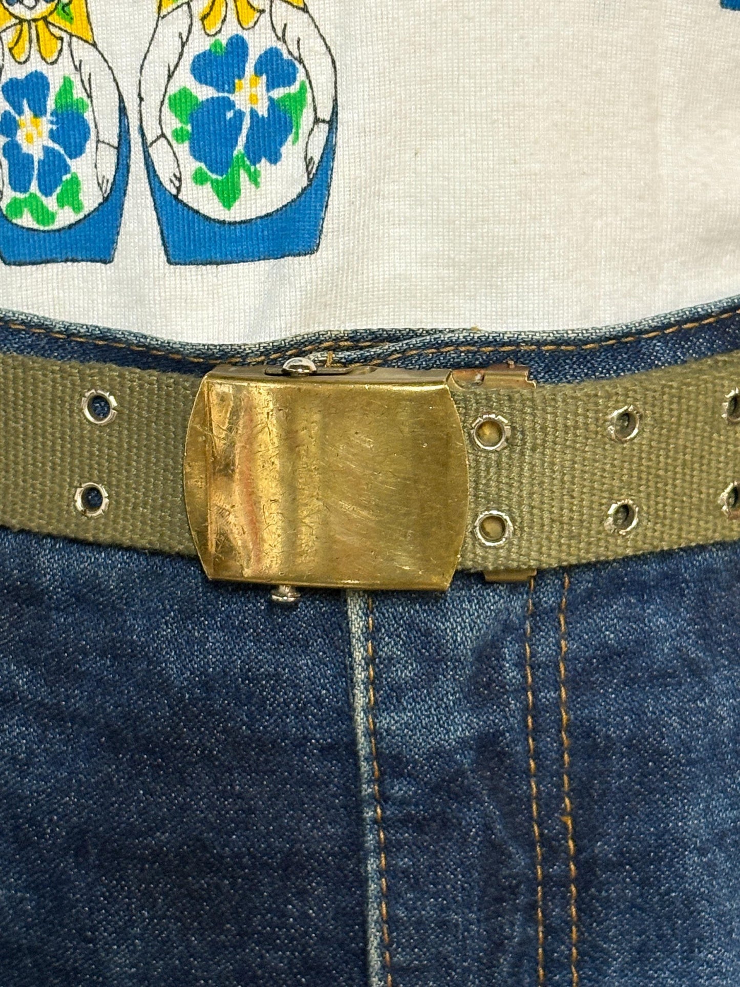 90s vintage canvas army style belt. Khaki green with 2 rows of silver metal holes. Slide lock gold buckle. Webbing. Fully adjustable