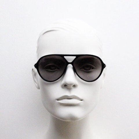Tom Ford vintage black aviator sunglasses made in Italy. Classic teardrop pilot design in gloss acetate with graduating lenses