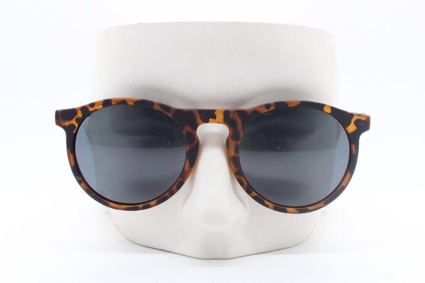 90s vintage round sunglasses. Classical 40s style keyhole bridge frame in a rubber finish with contrasting black lenses. Unused