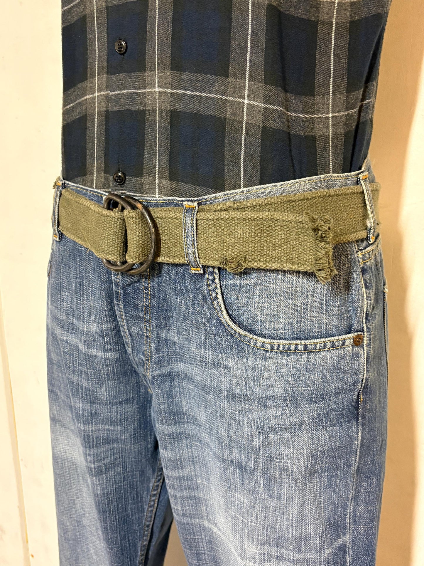 90s vintage genuine army belt. Thick woven canvas in green. Distressed look. Metal looping backwards buckle. Fully adjustable. Webbing