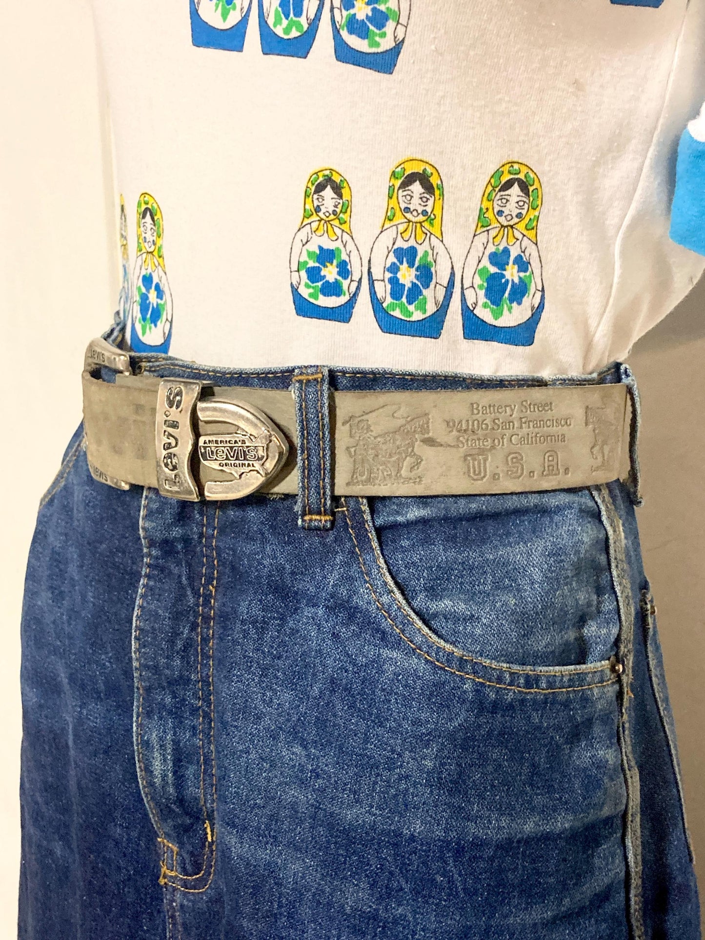 Levi's 80s vintage thick grey genuine leather belt for jeans with detailed buckle and numerous traditional cute logo's stamped all along