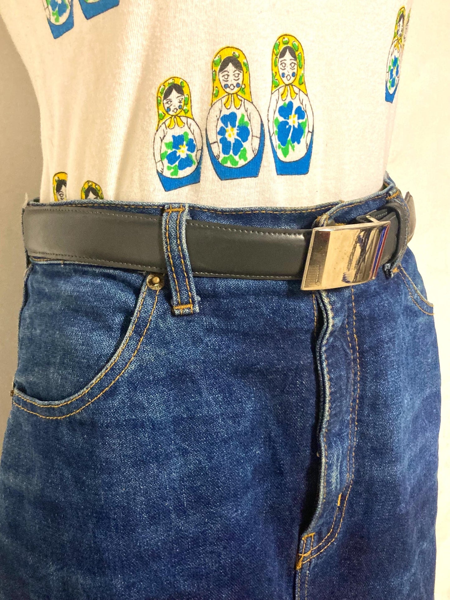 80s vintage smart trouser / jeans belt in grey genuine leather with solid shiny chrome buckle. Made in France. NOS