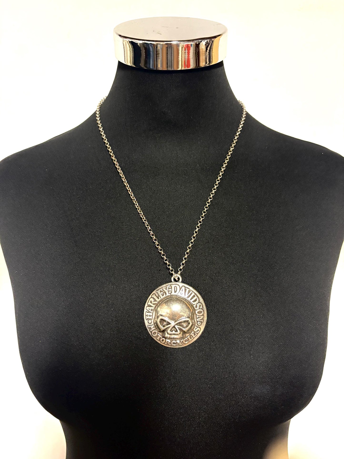 90s vintage Harley Davidson Motorcycles disc pendant necklace. Solid metal silver curved shield with standout skull on adjustable chain