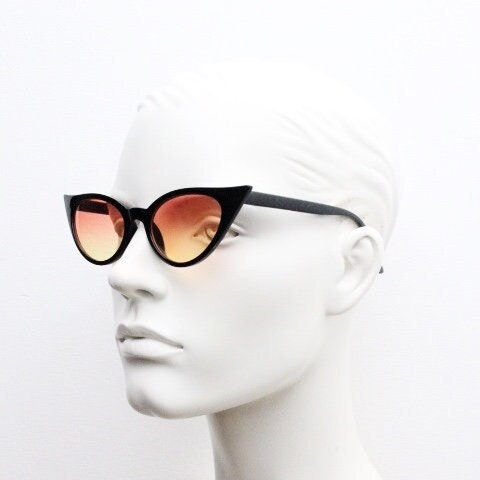 Y2K vintage pointed cat eye sunglasses. Womens black slender 50s design frame with pink to yellow ombre lenses. Rockabilly bad girl pin up
