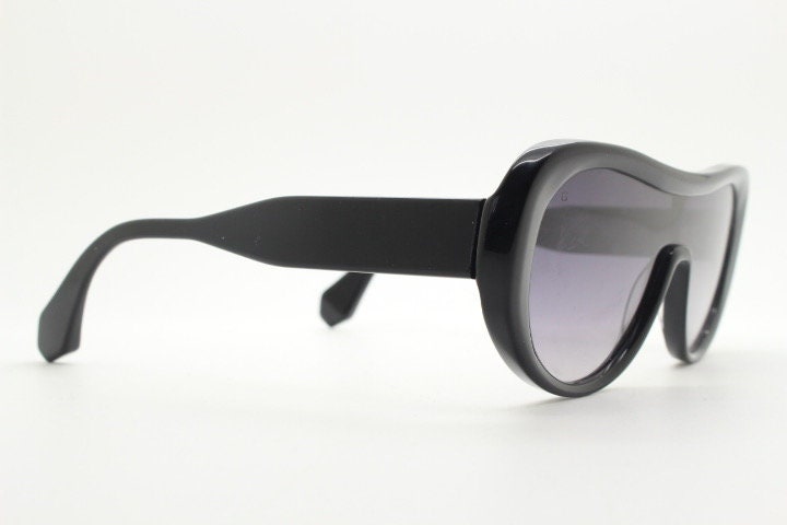 Gigi Barcelona vintage acetate aviator sunglasses model Stef. 70s racing design visor in thickened black frame with smoky mono lens. Mask
