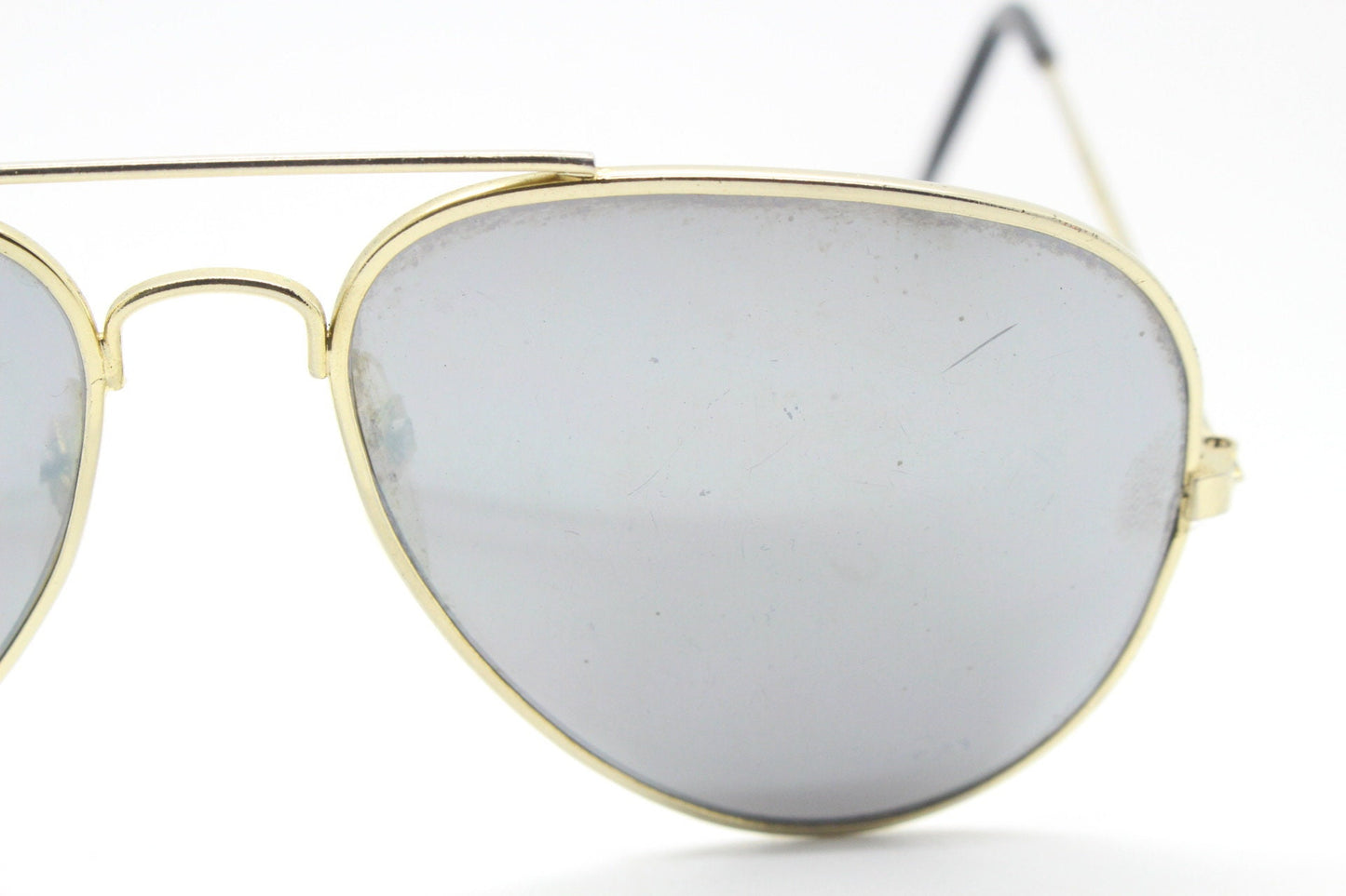 80s vintage aviator sunglasses. Optimal shape classic pilot aviators in a gold metal frame with silver mirror lenses. Teardrop, NOS