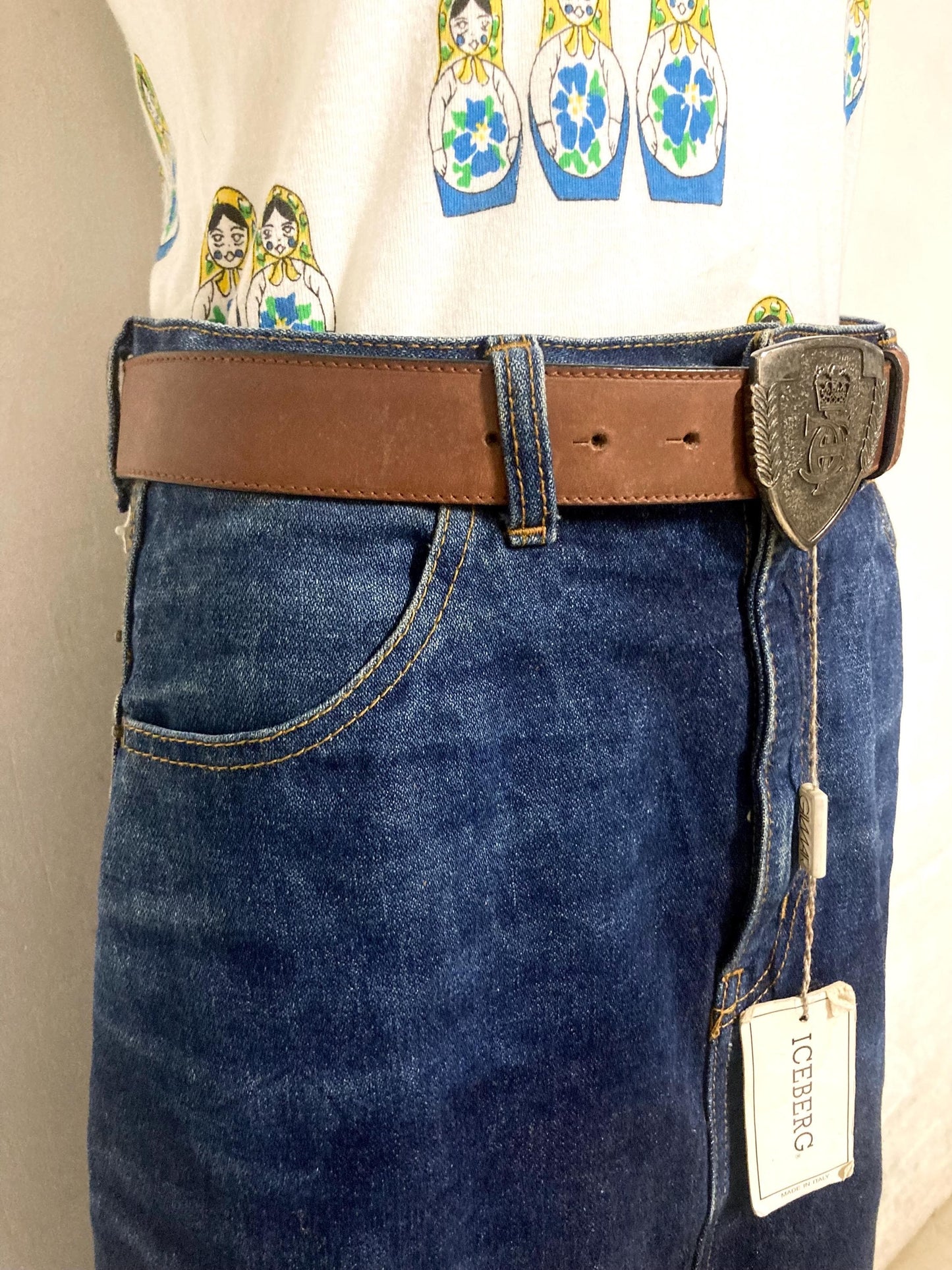 Iceberg 90s vintage belt in matt brown genuine leather with heraldic shield style buckle. For dress or jeans. Made in Italy. BNWT. NOS