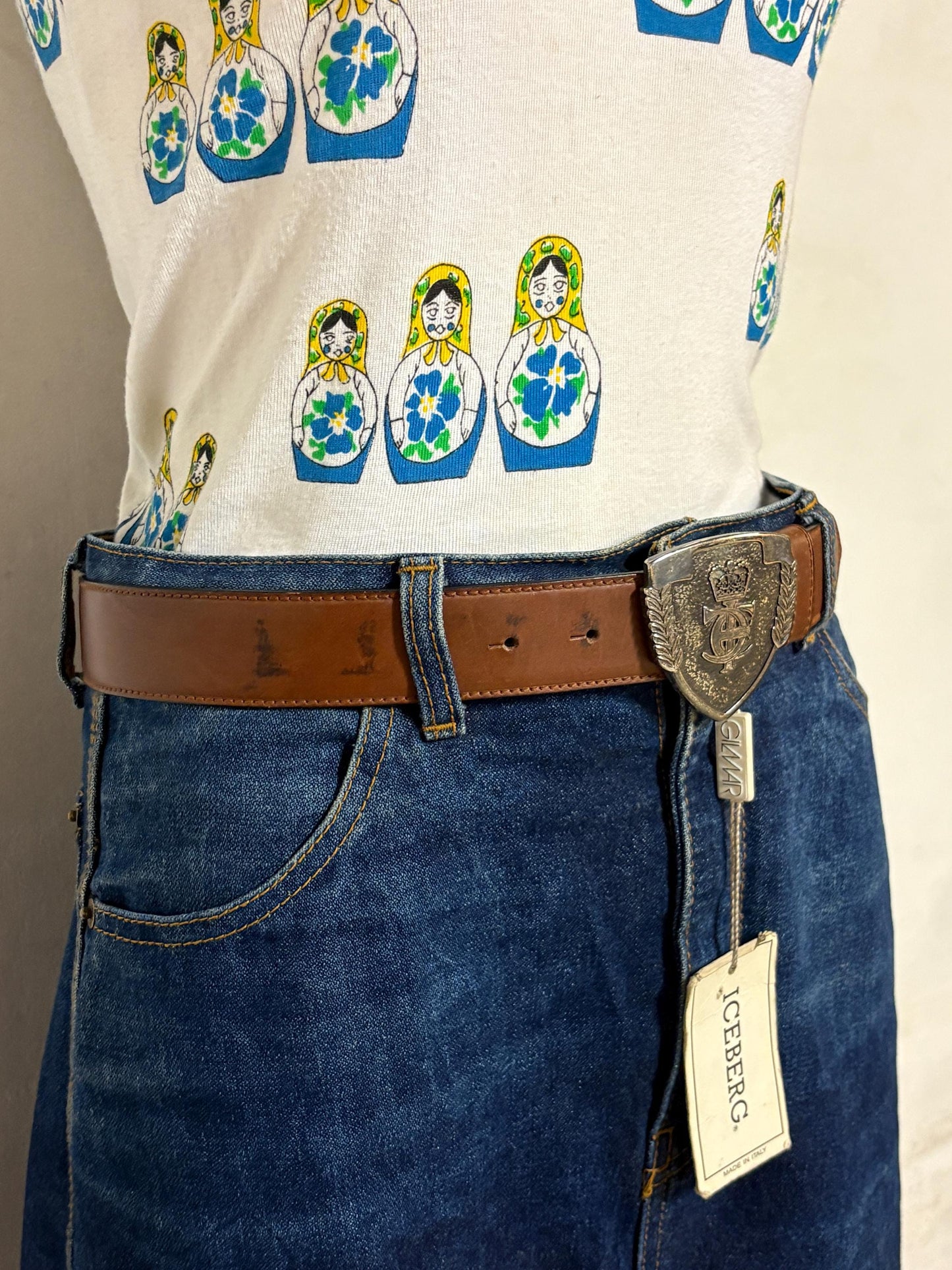 Iceberg 90s vintage belt in matt brown genuine leather with heraldic shield style buckle. For dress or jeans. Made in Italy. BNWT. NOS