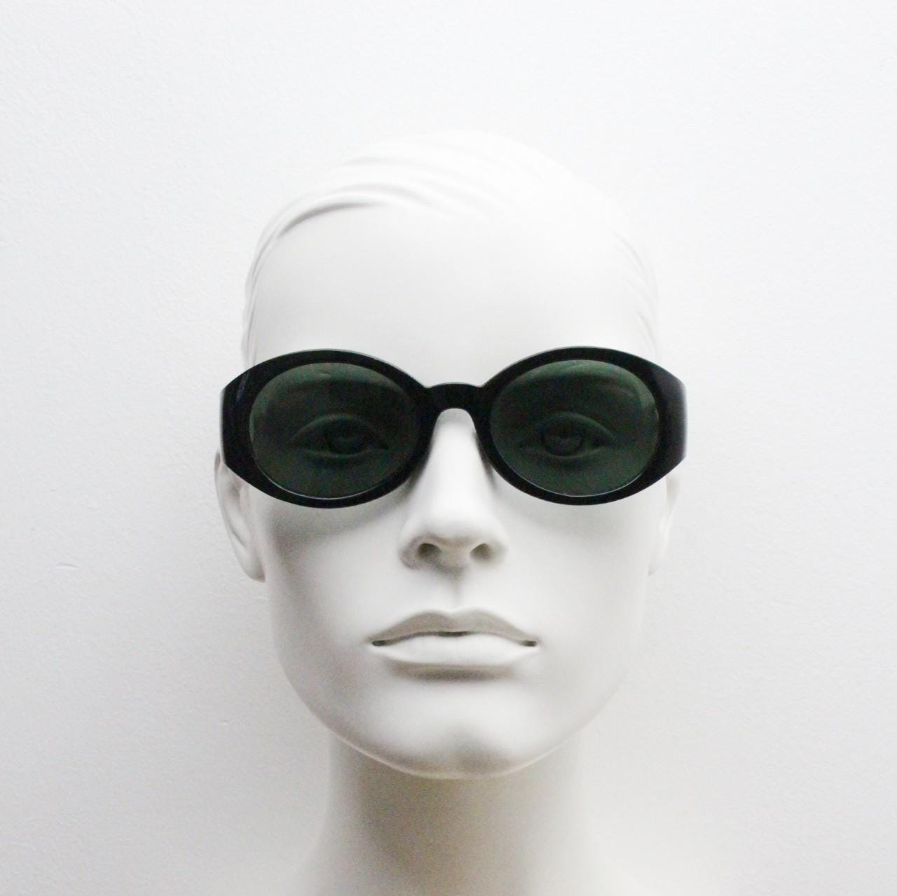Y2k vintage tall arm oval sunglasses. 60s design black frame with curved sides and green lenses. Unused NOS. Mod. Beatnik