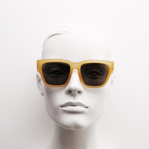 IDC lunettes modified wayfarer design sunglasses made in France. Transparent frosted yellow acetate chunky frame with contrasting lenses