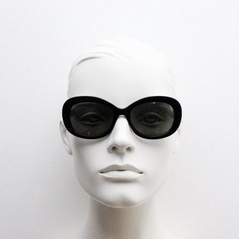 Calvin Klein vintage oval cateye sunglasses made in Italy. Womens plain black gloss thickened acetate cat eye. Classical 60s design. Y2K