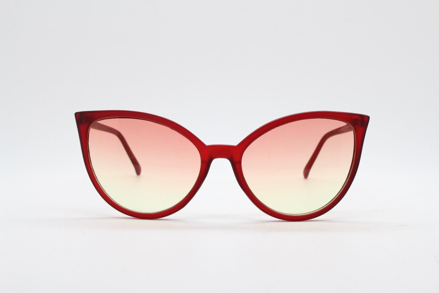 Vintage Y2K red pointed cat eye sunglasses. 2000s womens rubber finish cat eye with sensational ombre lenses. 50s rockabilly pin up cateyes
