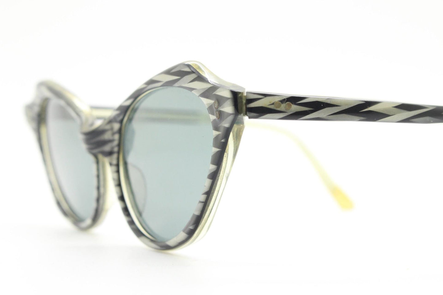 50s vintage cat eye sunglasses. Womens dynamic black and white angular cateye frame with zig zag pattern. 40s. Bad girl pinup. Rockabilly
