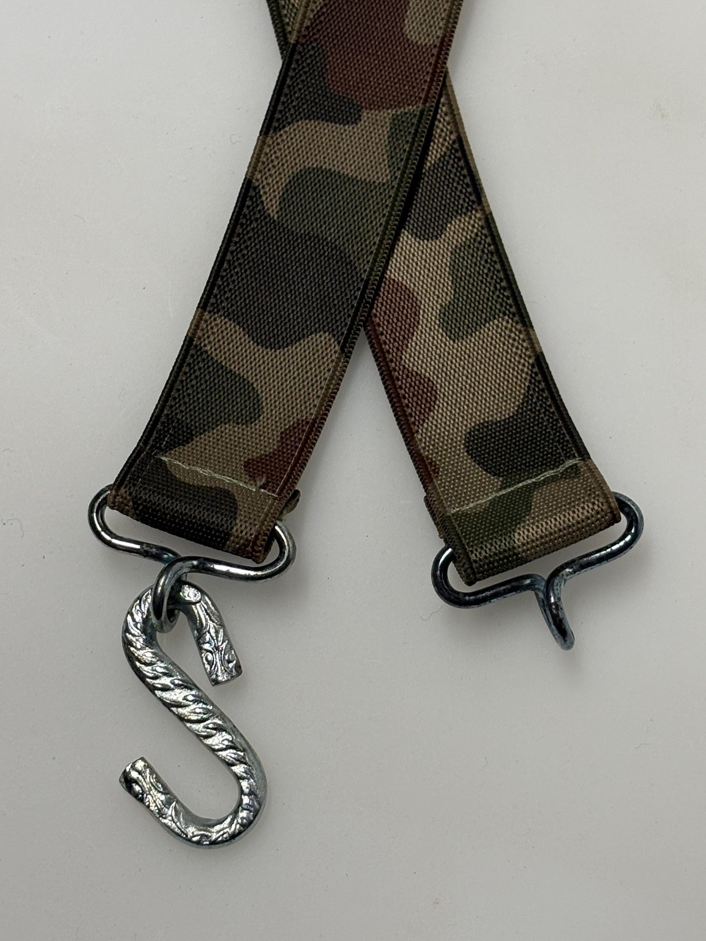 80s vintage army cammo disco stretch belt. Thin elasticated cinch style to wear on a dress with S hook buckle. Camouflage. NOS