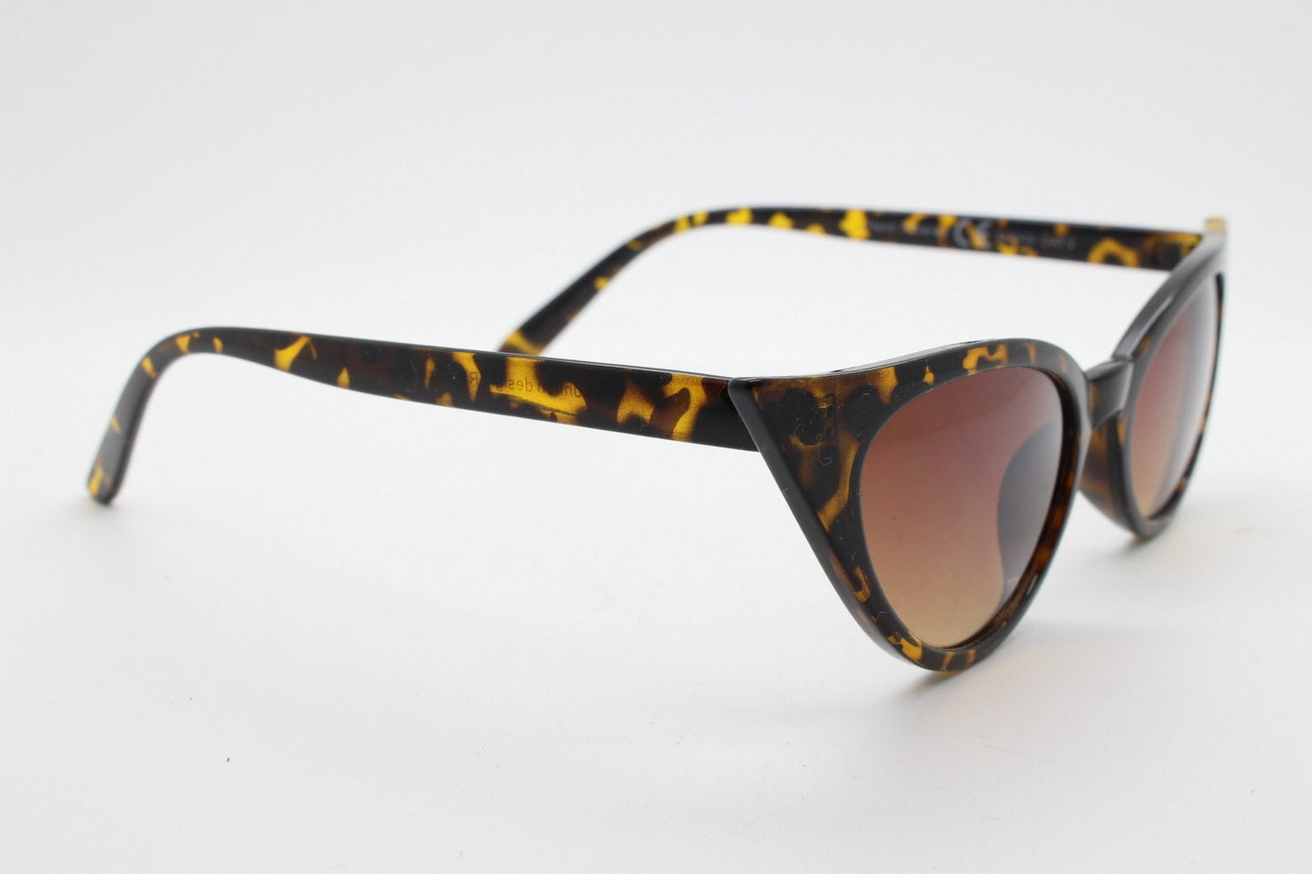 Y2K vintage pointed cat eye sunglasses. Tortoise slender frame with graduated lenses. Womens 50s style rockabilly, pin up shades