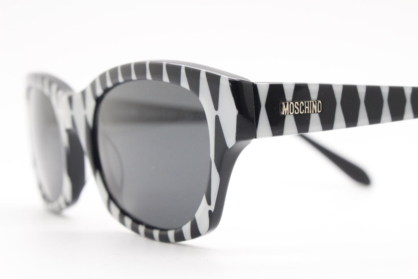 Moschino mind bending op art pattern cateye sunglasses made in Italy. Womens vintage monochrome acetate frame cat eye. 60s design. NOS